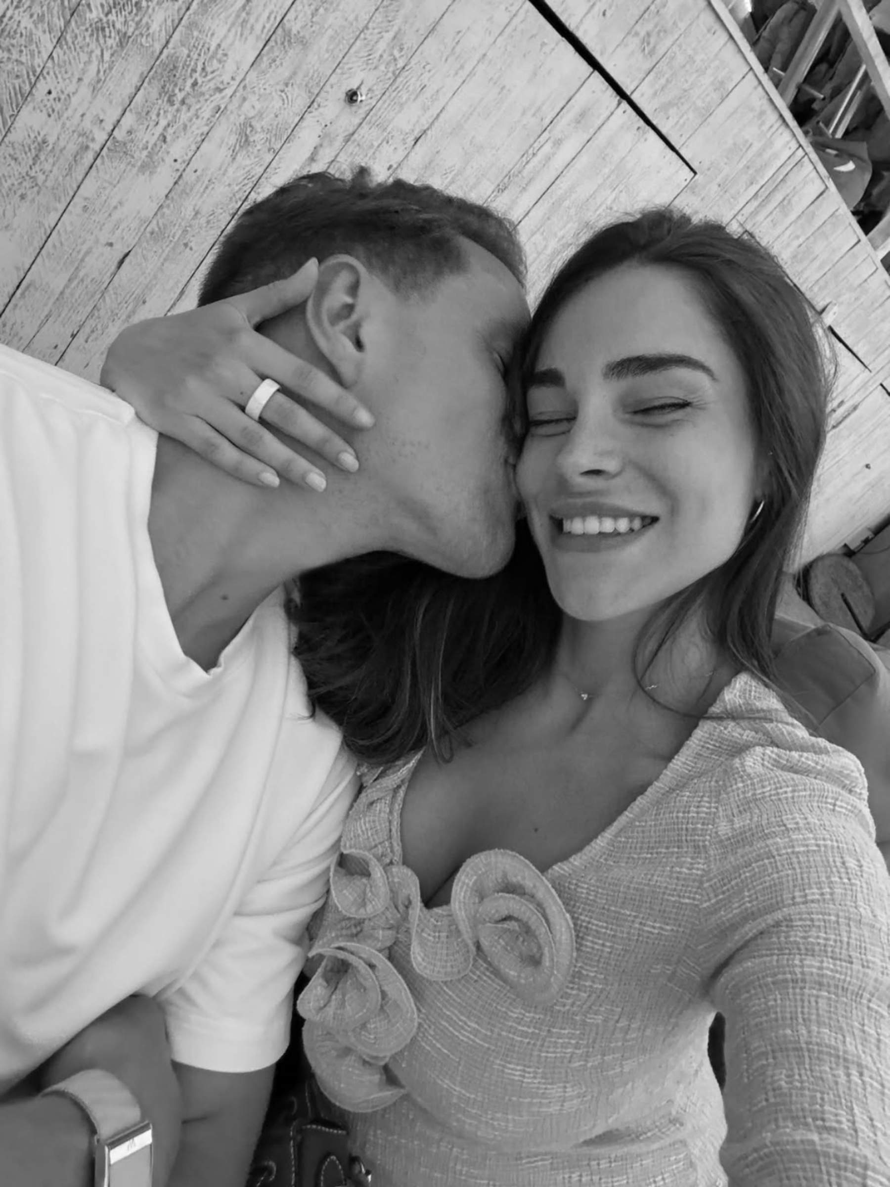 La imatge més tendra d'Ona Sellarès, parella de Ter Stegen, en arribar a Amsterdam després de ser mare