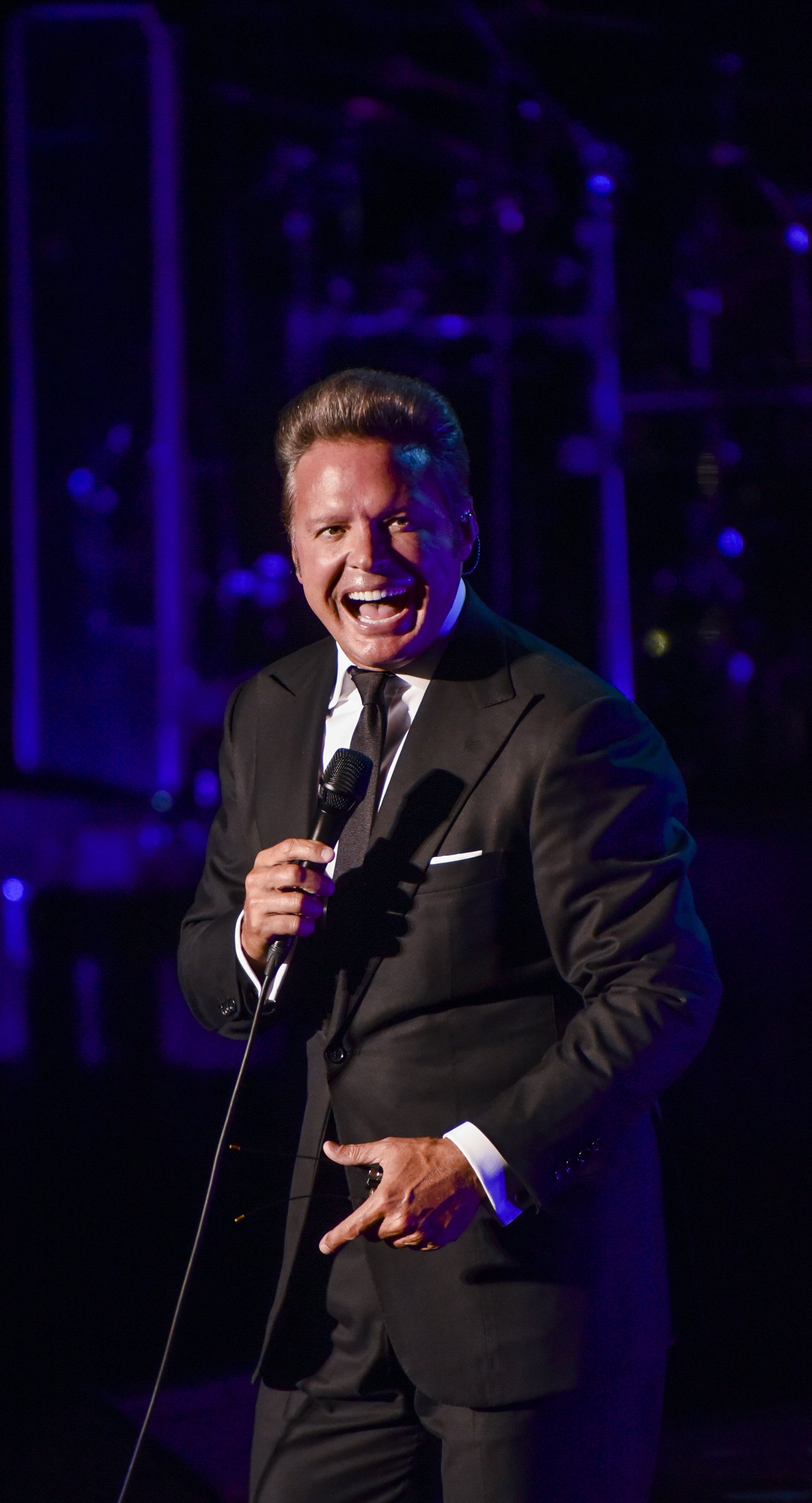 Luis Miguel se autodestruye en concierto: se va, se olvida, "¡rehabilítate!"