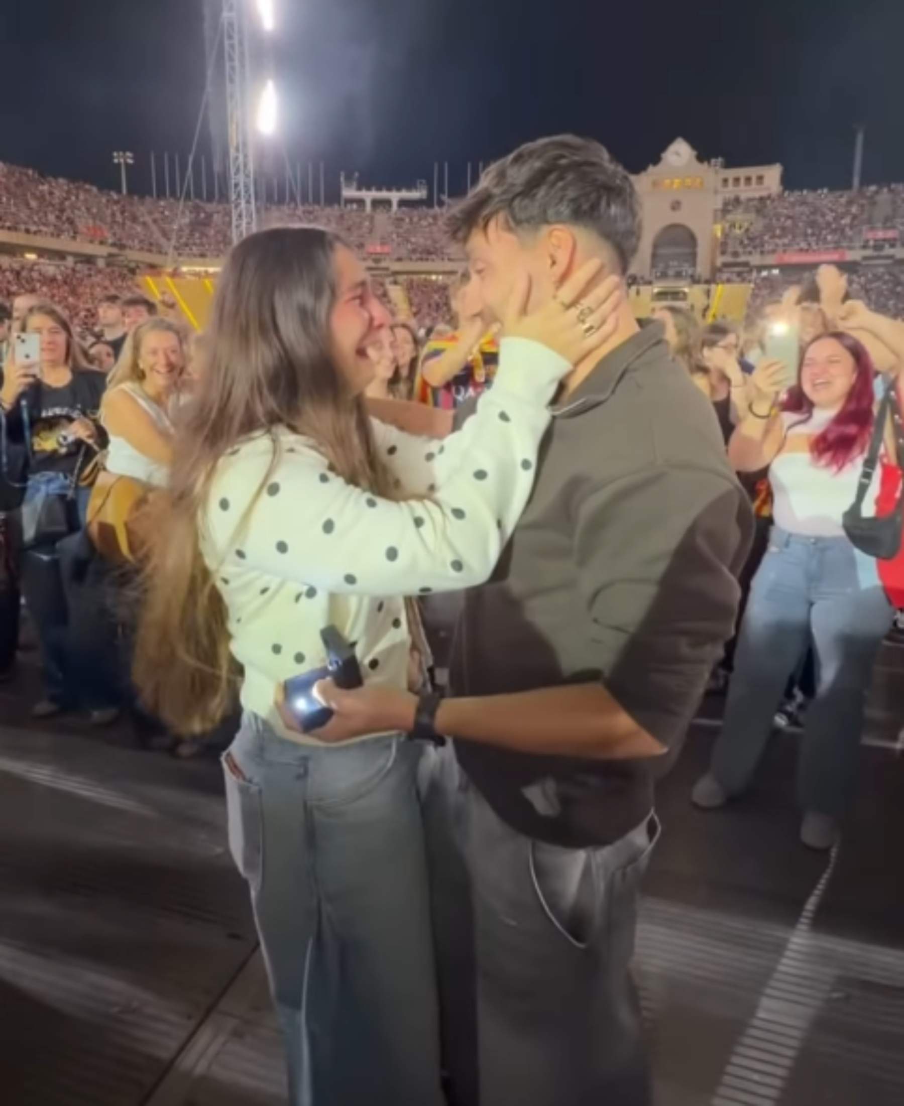 L'emotiva petició de mà en el concert d'Oques Grasses: les primeres paraules d'en Brian i la Marina, els nuvis