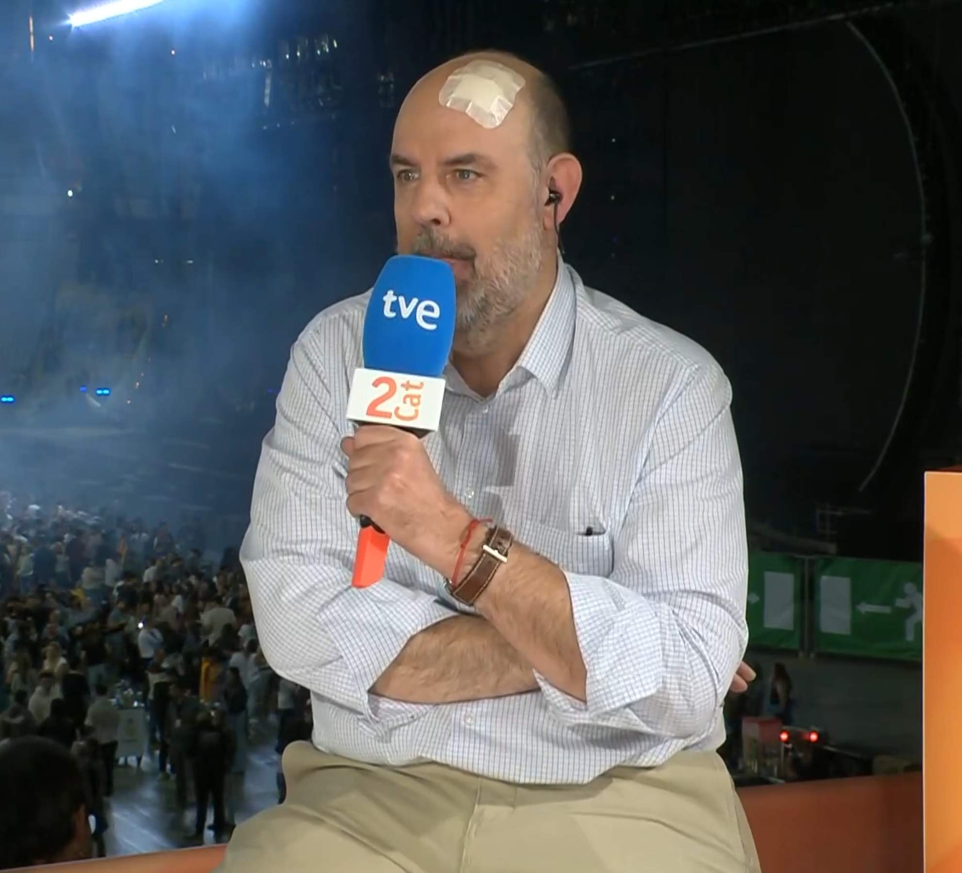 Jordi Basté no passa desapercebut al concert d'Oques Grasses amb una tireta al front, què li ha passat