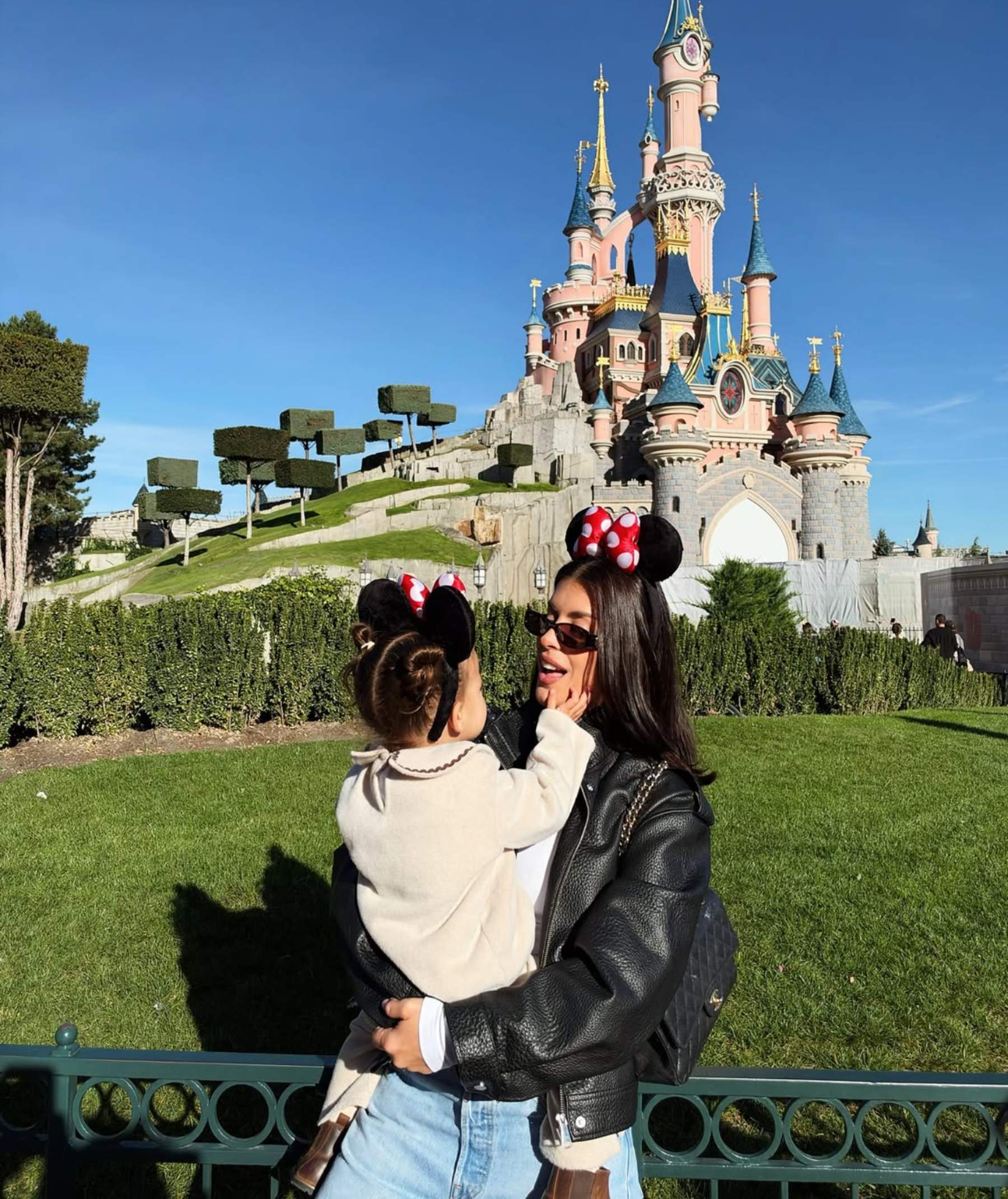 Dulceida enamora de viatge a París amb l’Aria: les imatges més boniques abans dels 2 anys de la nena