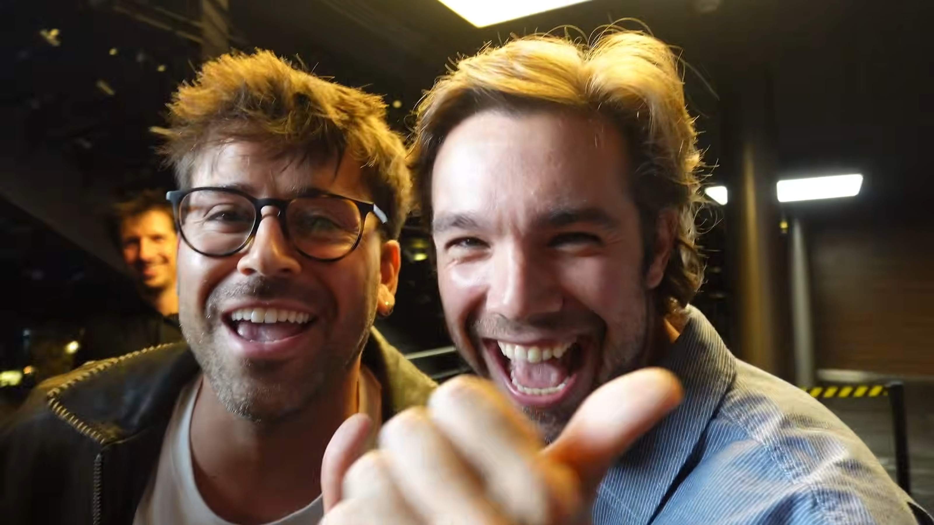 Encuentro brutal de Carlos Cuevas con este youtuber valenciano, fan de 'Merlí': qué lleva tatuado de la serie