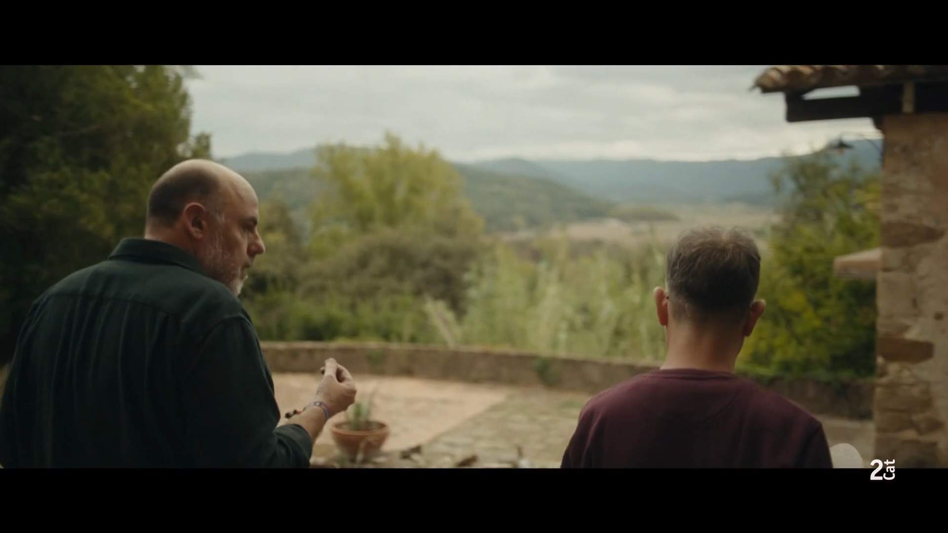 El pueblecito de la Vall d'en Bas donde vive Àngel Llàcer en medio de la naturaleza: masía impresionante