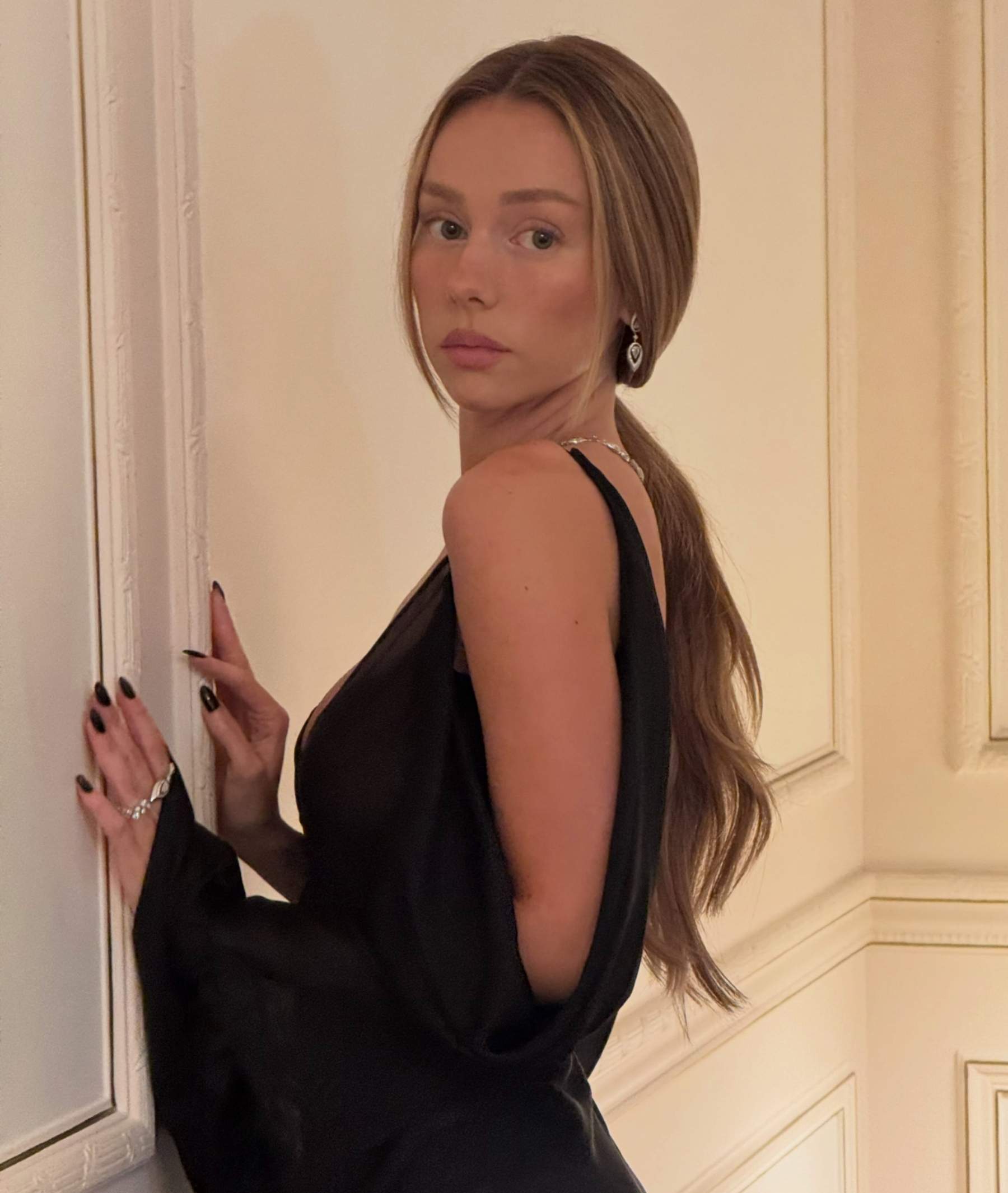 Ester Expósito incendia la xarxa: les fotos que indiquen si acompanya Mbappé a Londres