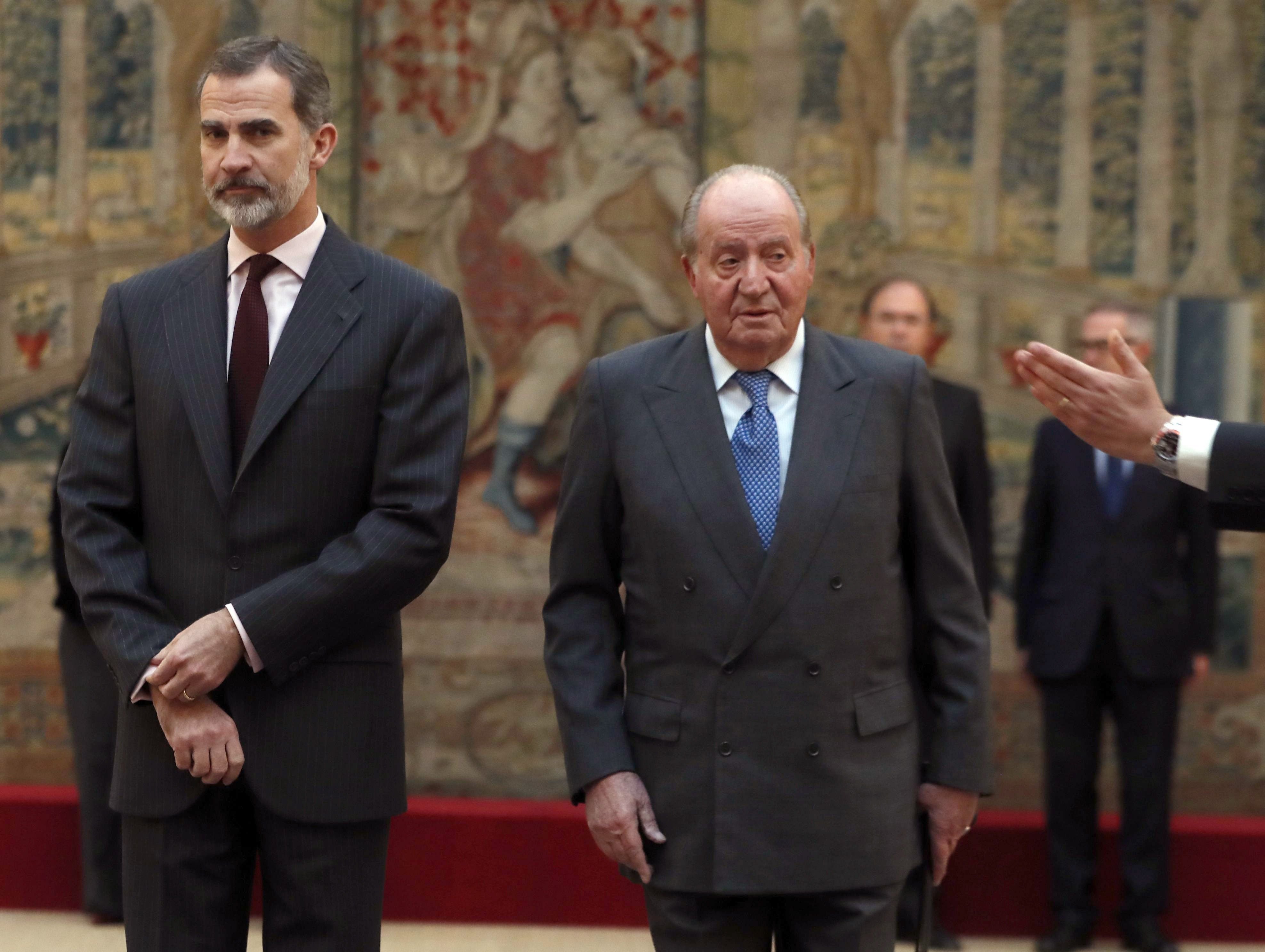 La foto vetada per Zarzuela en el primer acte plegats de Felip i Joan Carles