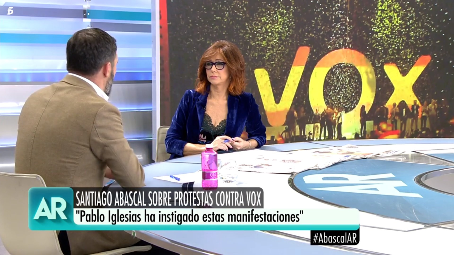 Ana Rosa Quintana le tira los tejos en directo a Santiago Abascal en una entrevista de escándalo