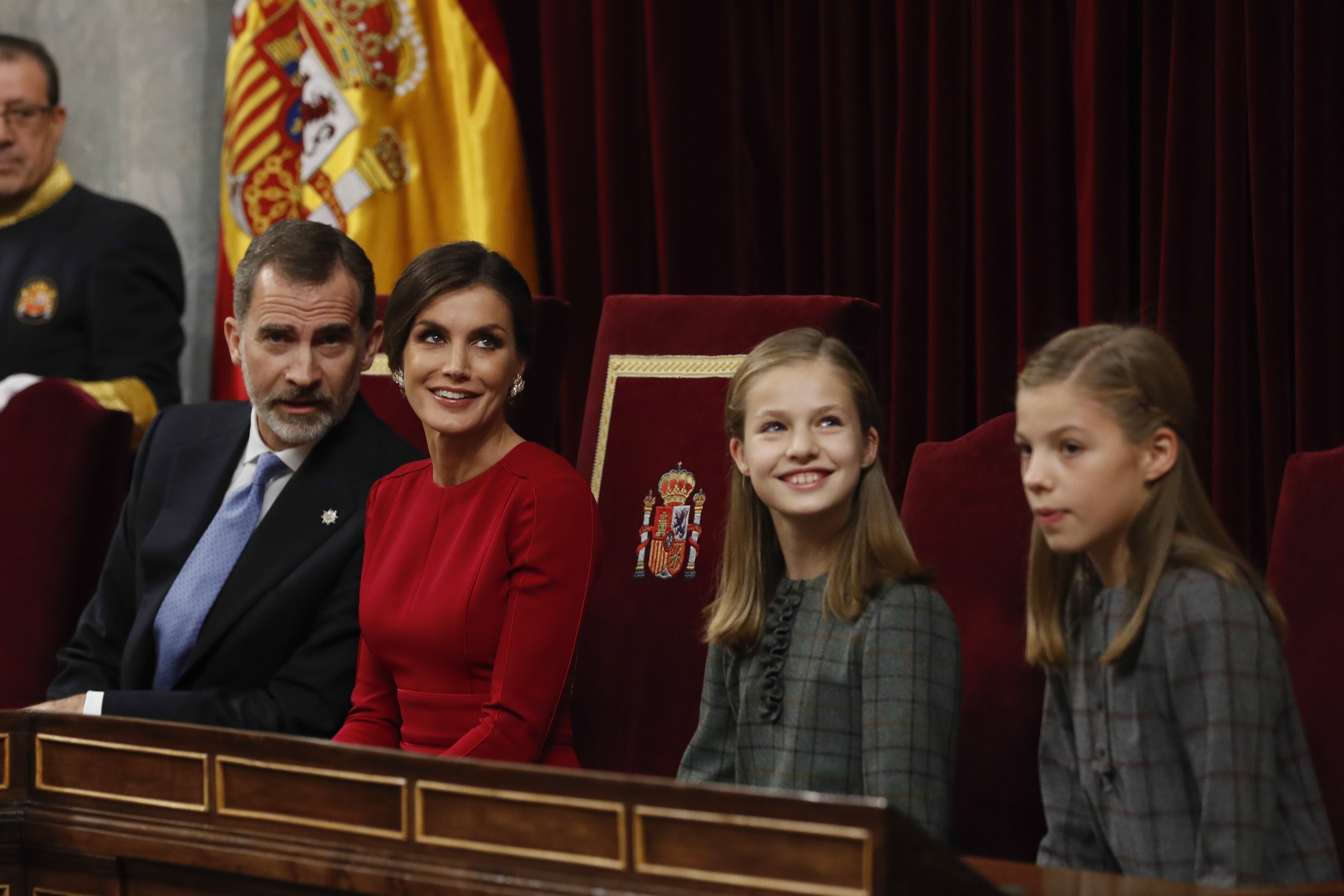 Gestos del 6-D: Letizia, íntima de Sofía; Juan Carlos, obligado; las niñas, iguales