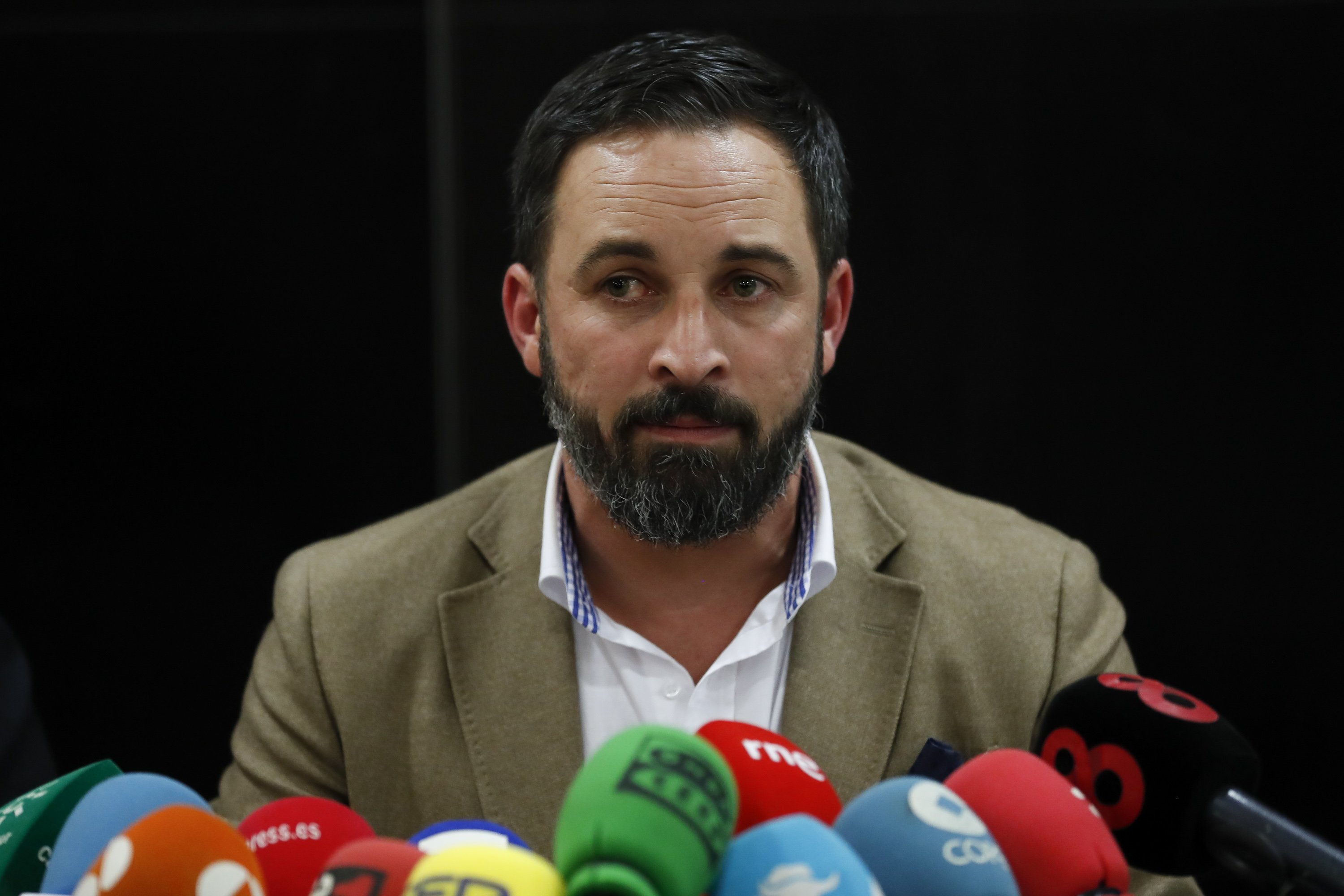 Santiago Abascal lleva pistola y La Sexta lo defiende: "No es ningún delito"