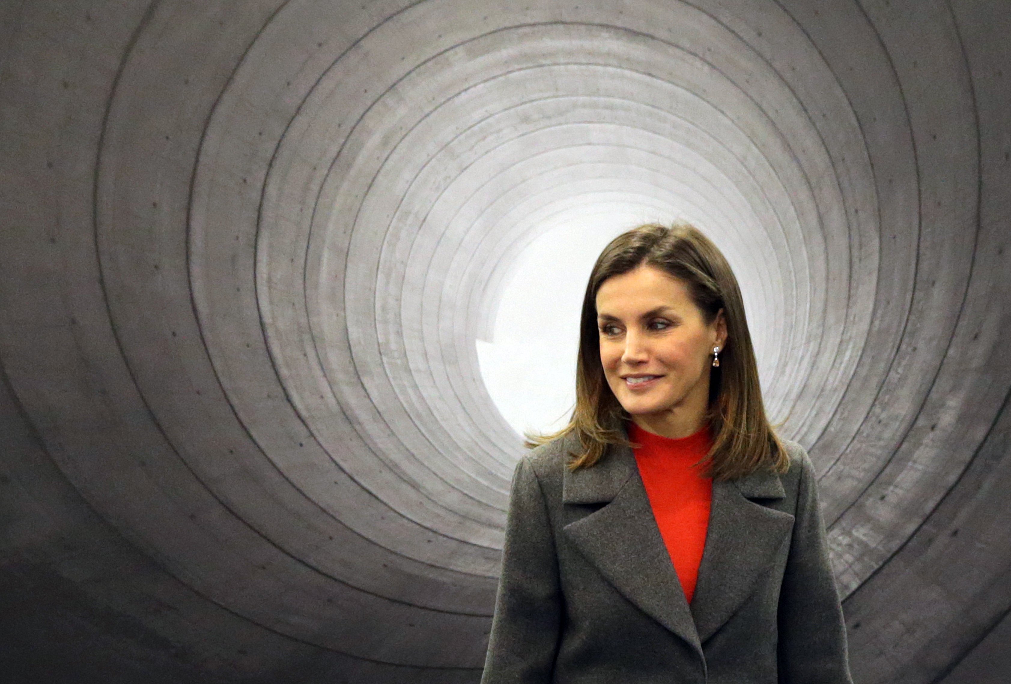 Letizia en el agujero: no da la talla y su gran abrigo le hace joroba