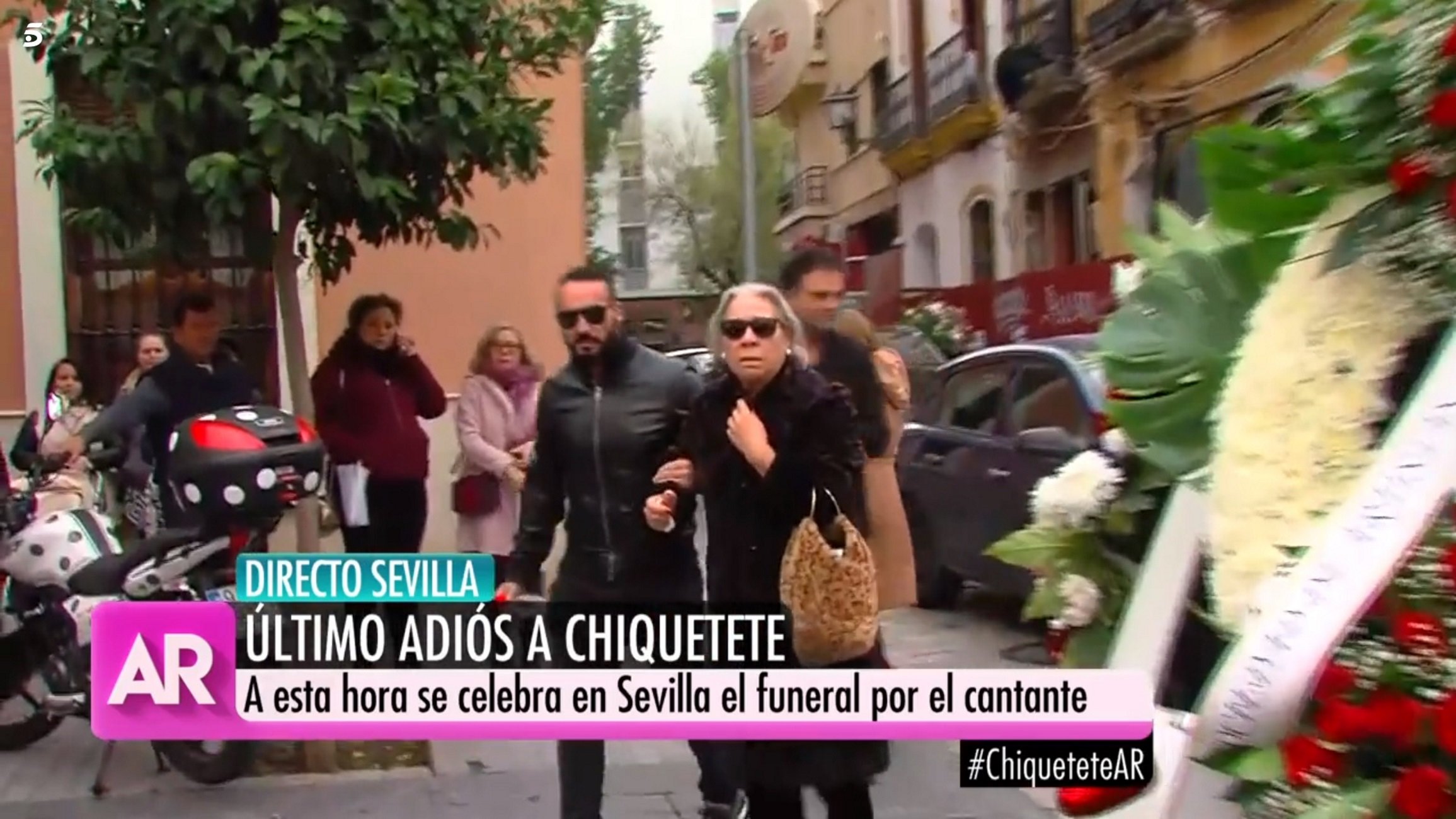 El funeral de Chiquetete acaba en desastre: la pareja y la amante se pelean a gritos
