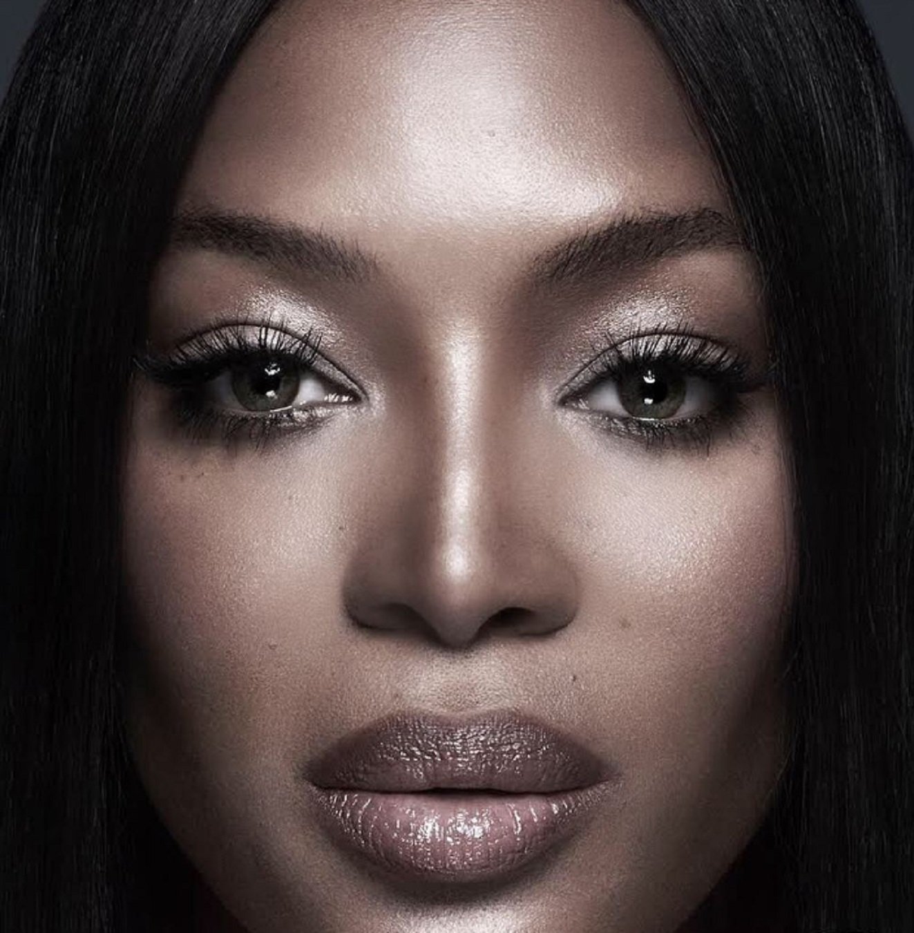 Naomi Campbell revela que duu perruca, se la treu i deixa tothom bocabadat