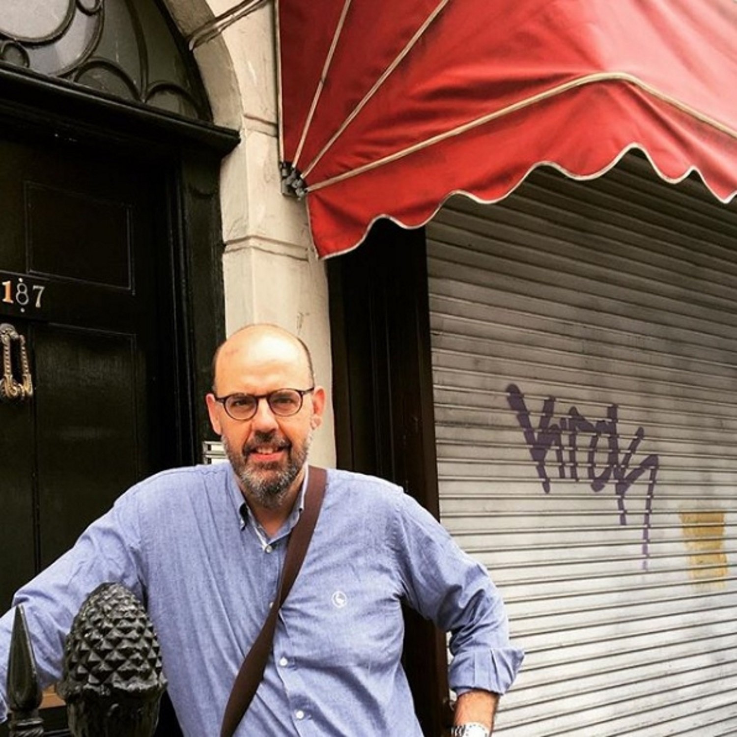 Jordi Basté reparteix il·lusió entre els nens a la cavalcada de Barcelona