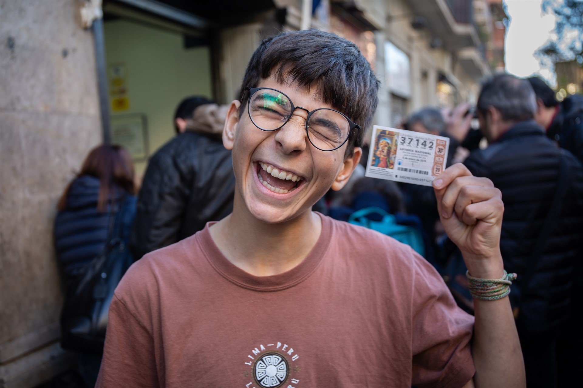 El noi que ha guanyat la Loteria del Nen llueix una estelada a TVE i els ultres rebenten