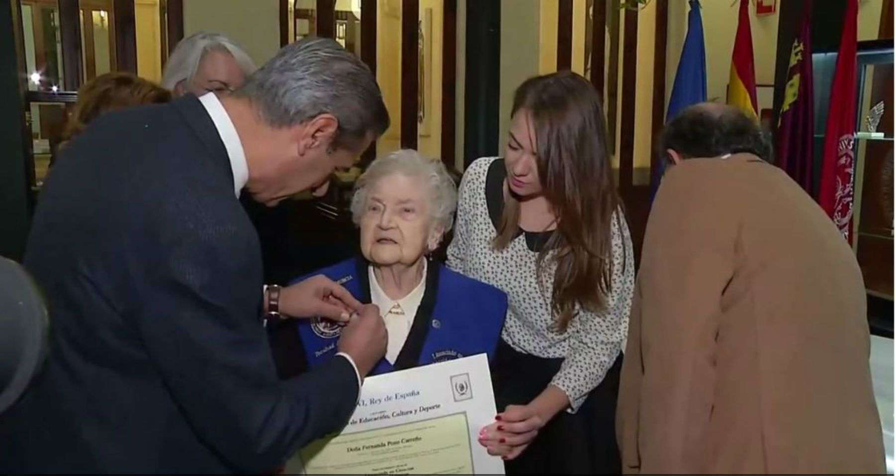 Una anciana de Múrcia rep el títol de llicenciada en Química, 75 anys després