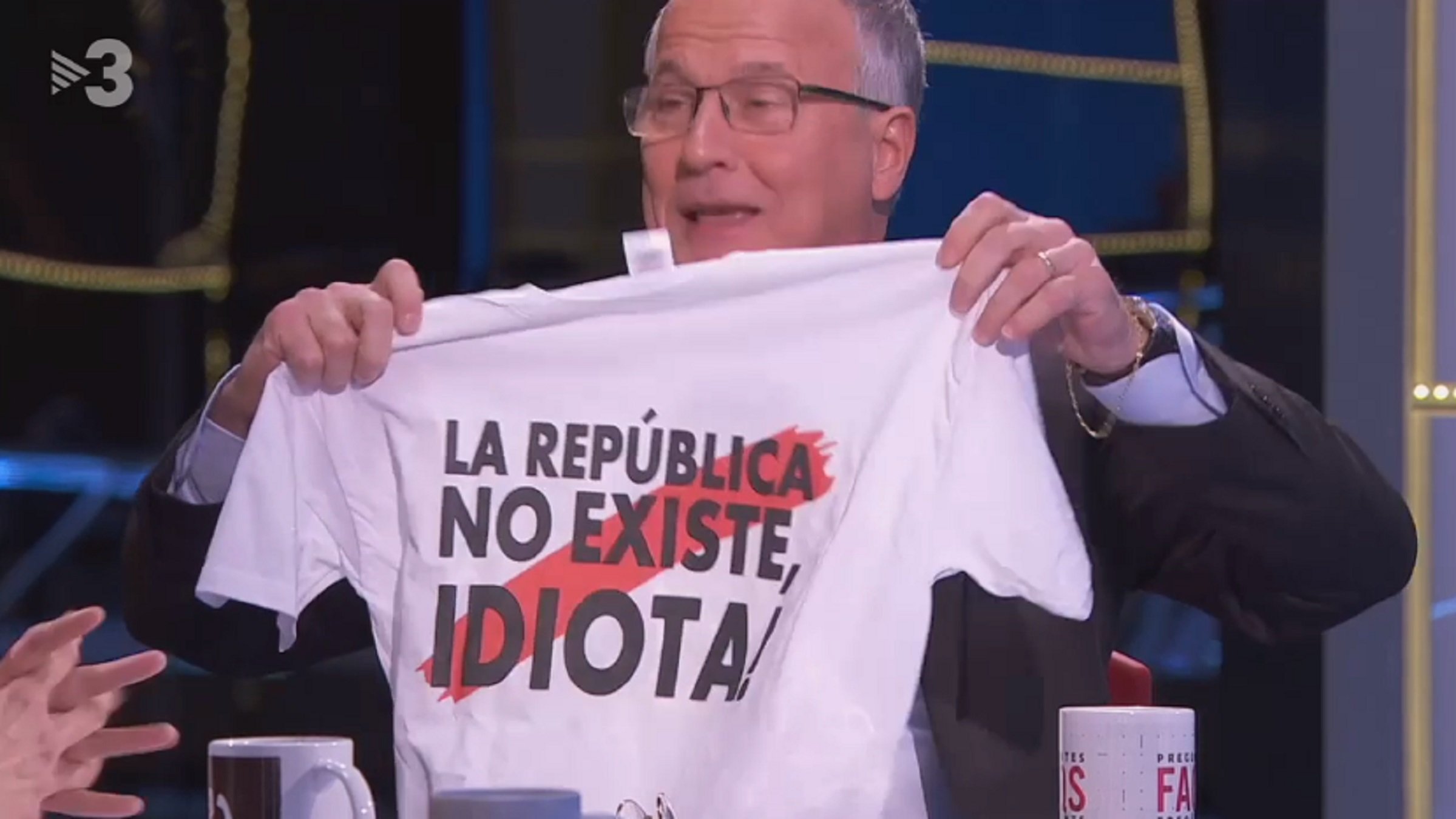 Vergonyós show del PP al debut de Puig a FAQS: regala samarretes i menysté difunts