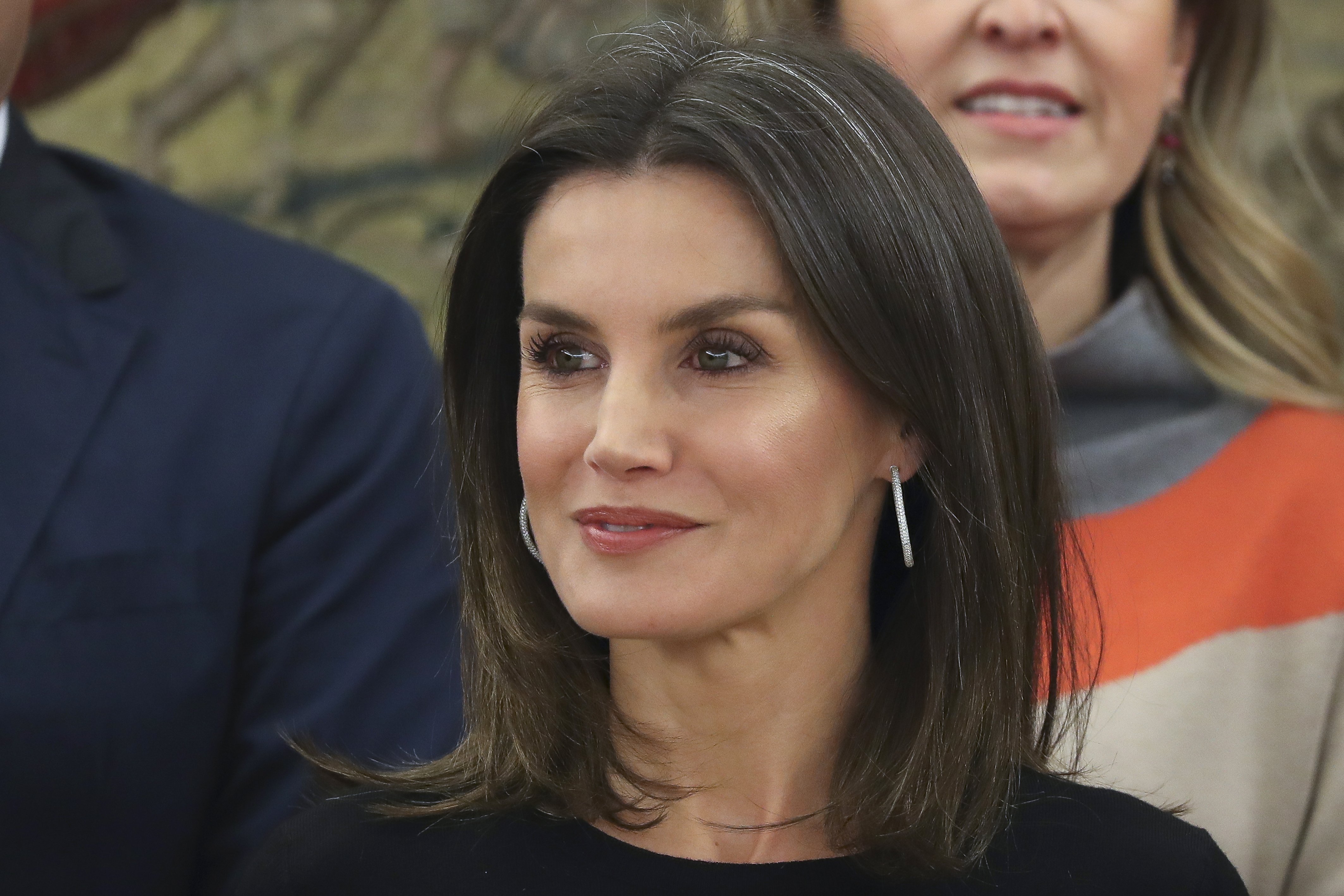 Letizia se acerca al pueblo: sin teñirse, falda de 13€ y acusada de gandula