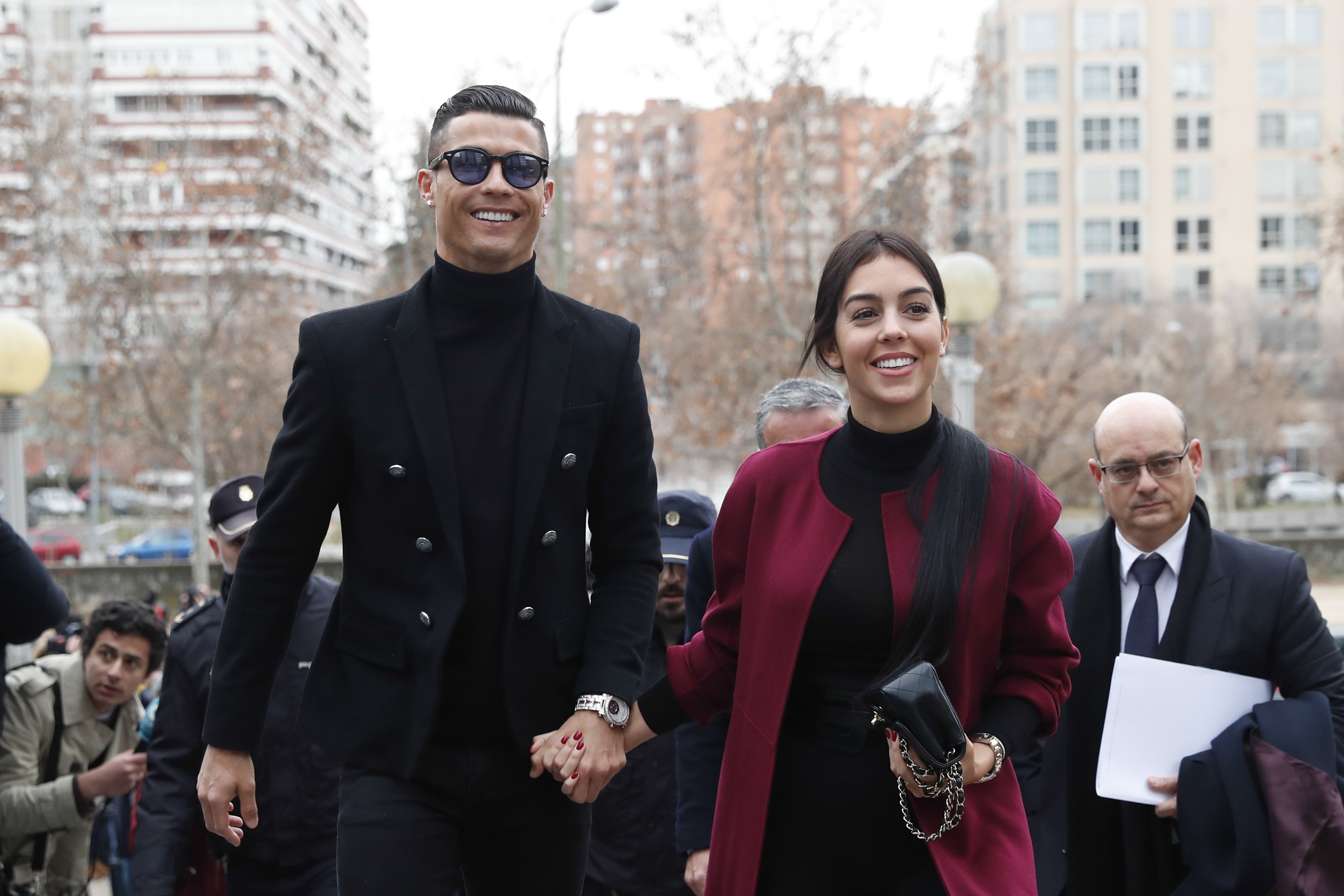 Cristiano y Georgina, a juicio como en la gala de los Oscar: fans, autógrafos y ropa de lujo