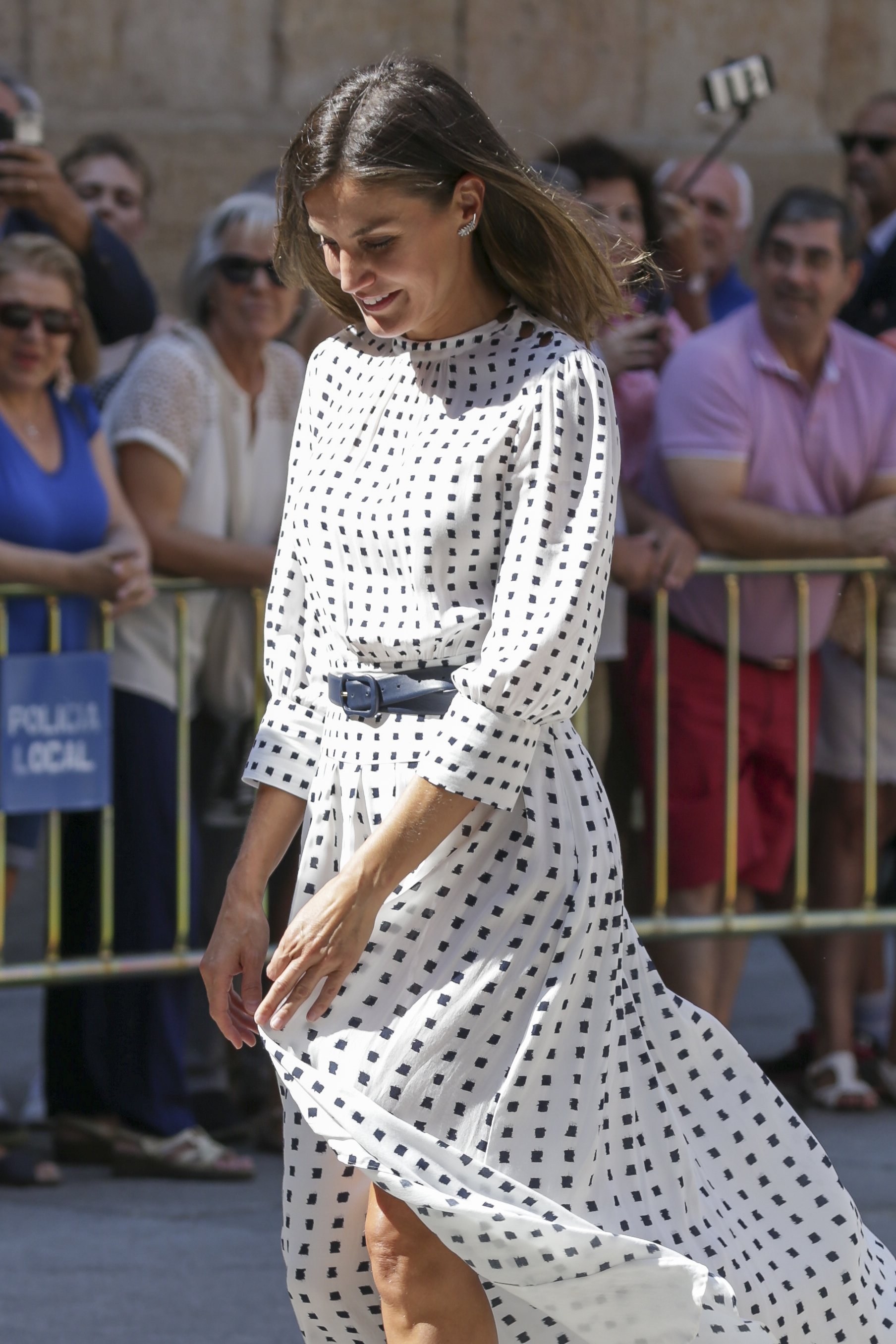 Letizia enseña pierna: el viento le levanta la falda y la comparan con Marilyn