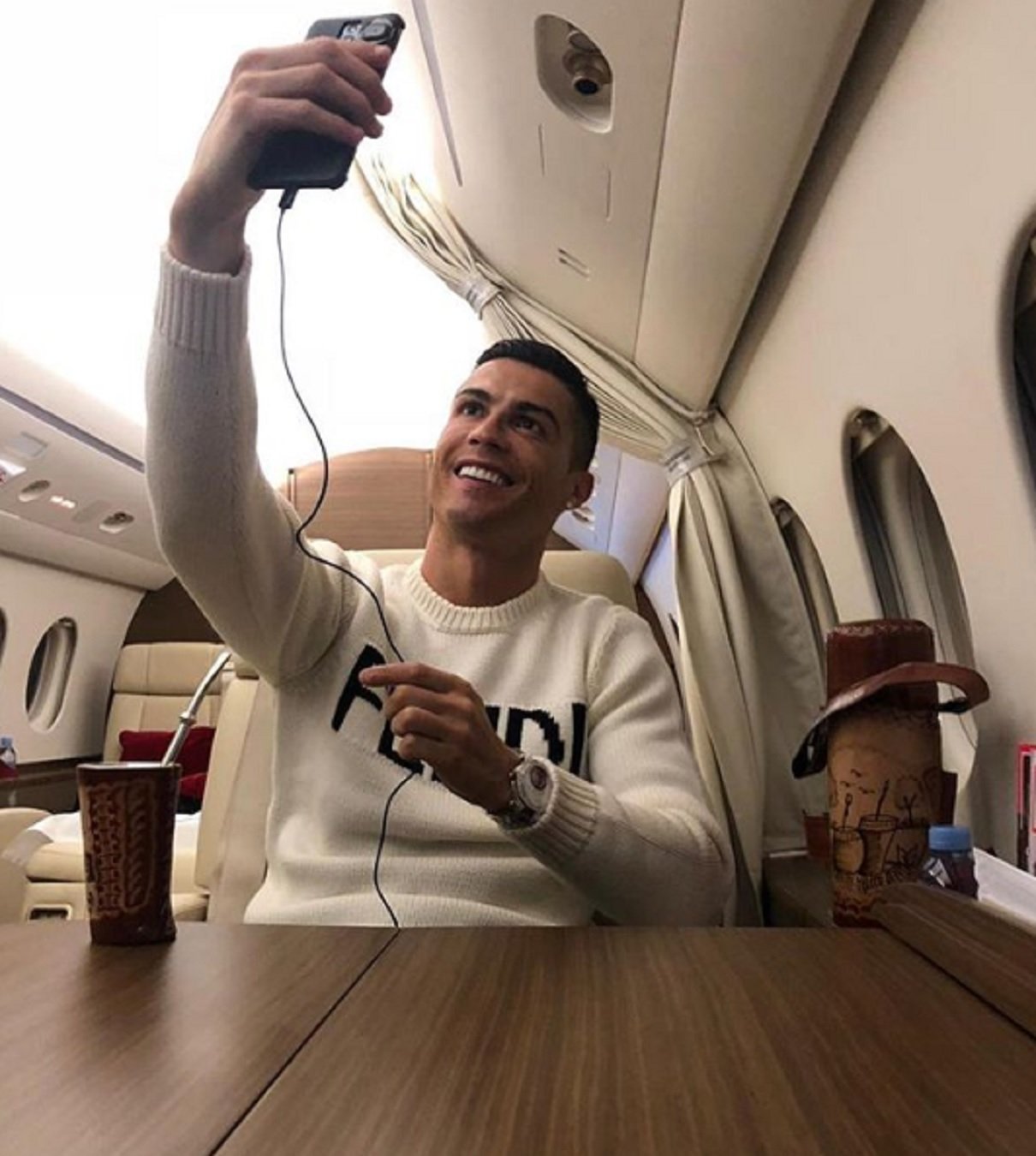 La repugnante selfie de CR7 en su jet privado en plena tragedia aérea de Sala