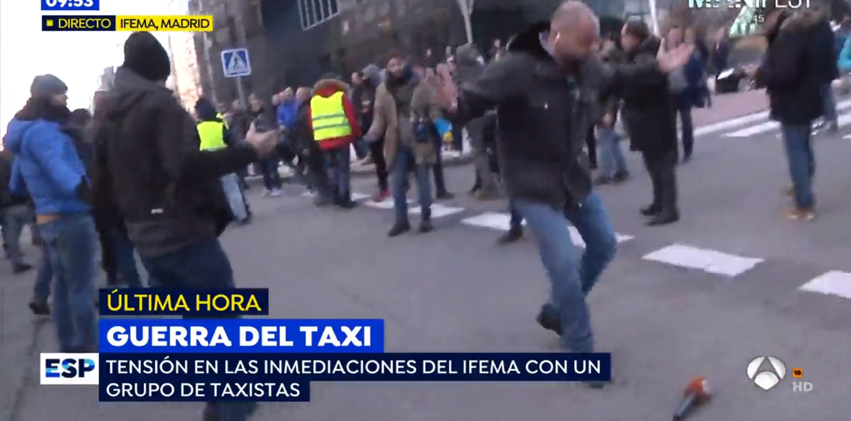 Griso gritando "Qué ha pasado" mientras los taxistas hacen volar su micro