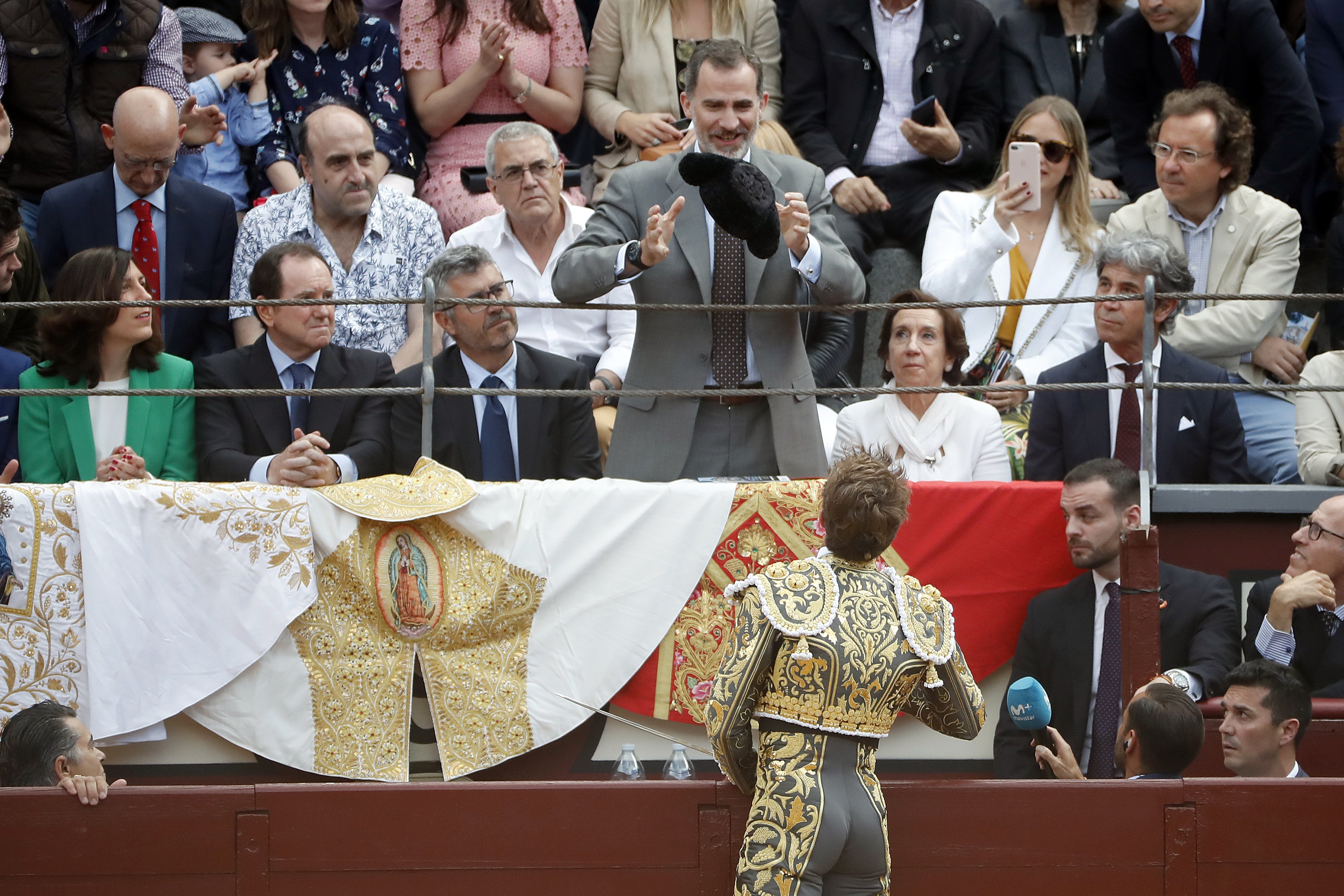 Felip VI als toros ensorra més la Corona: "Apoya la tortura, como en el 1-O"