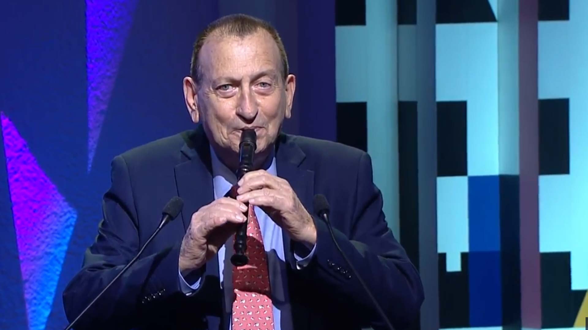 El alcalde de Tel Aviv recibe Eurovisión tocando la flauta