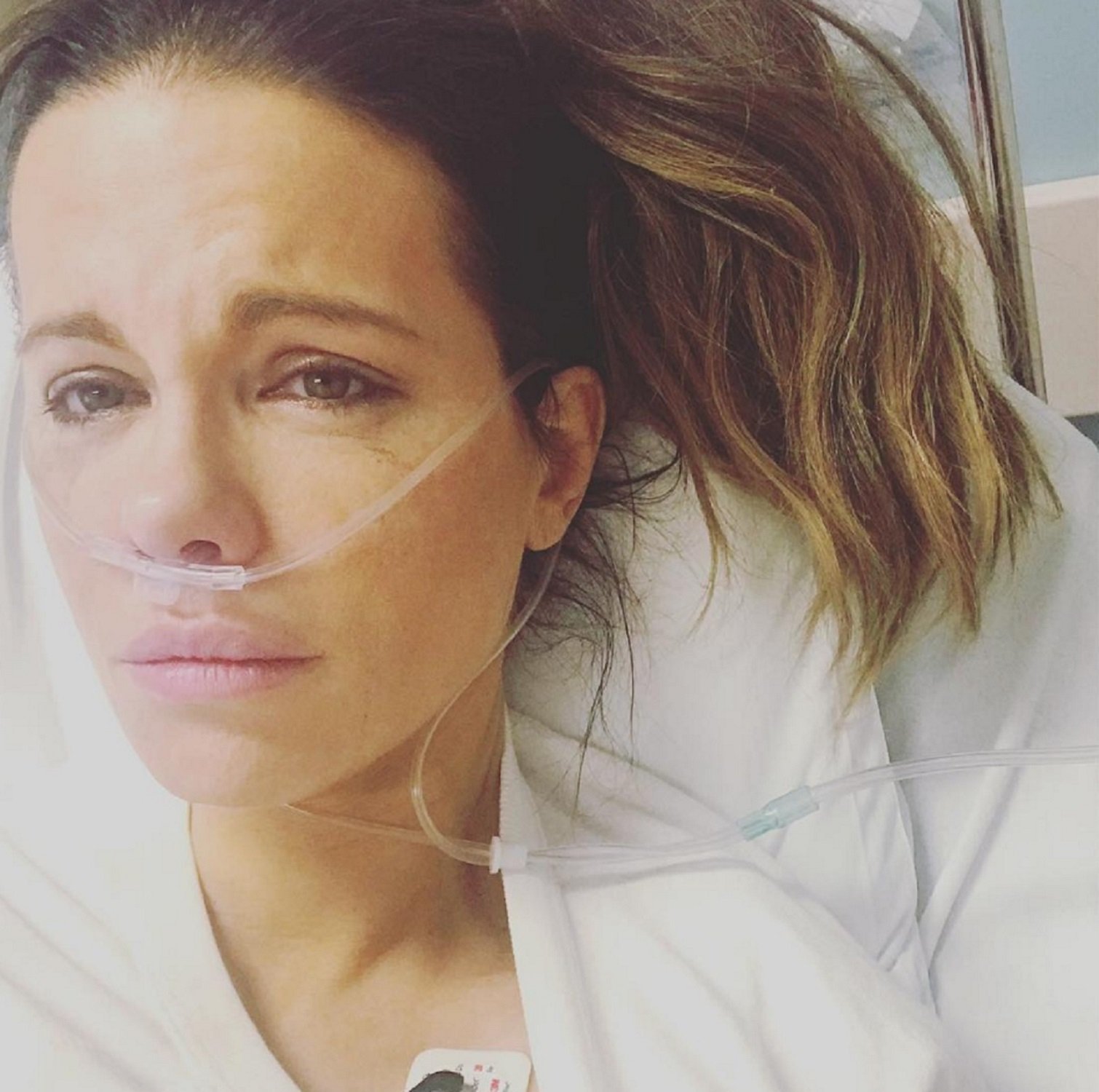 Una conocida actriz alarma a sus fans con una foto llorando desde el hospital