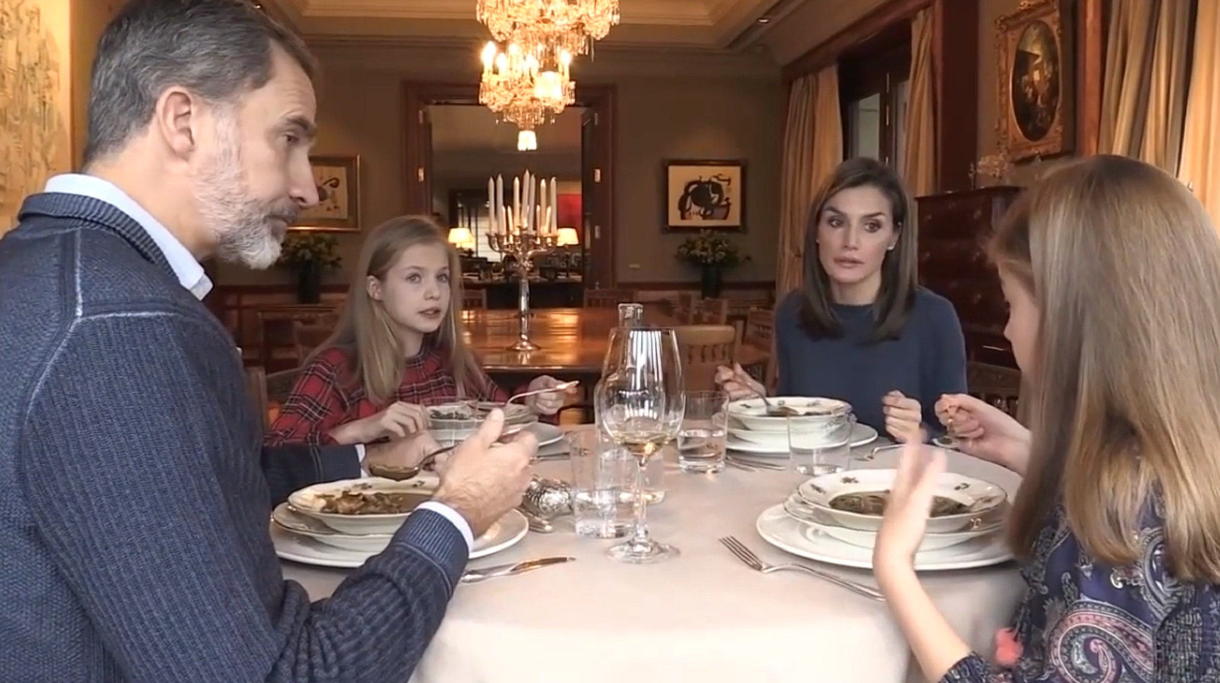 ¿Quién le ha cantado "Cumpleaños feliz" a Felipe? Ni Letizia ni las hijas...