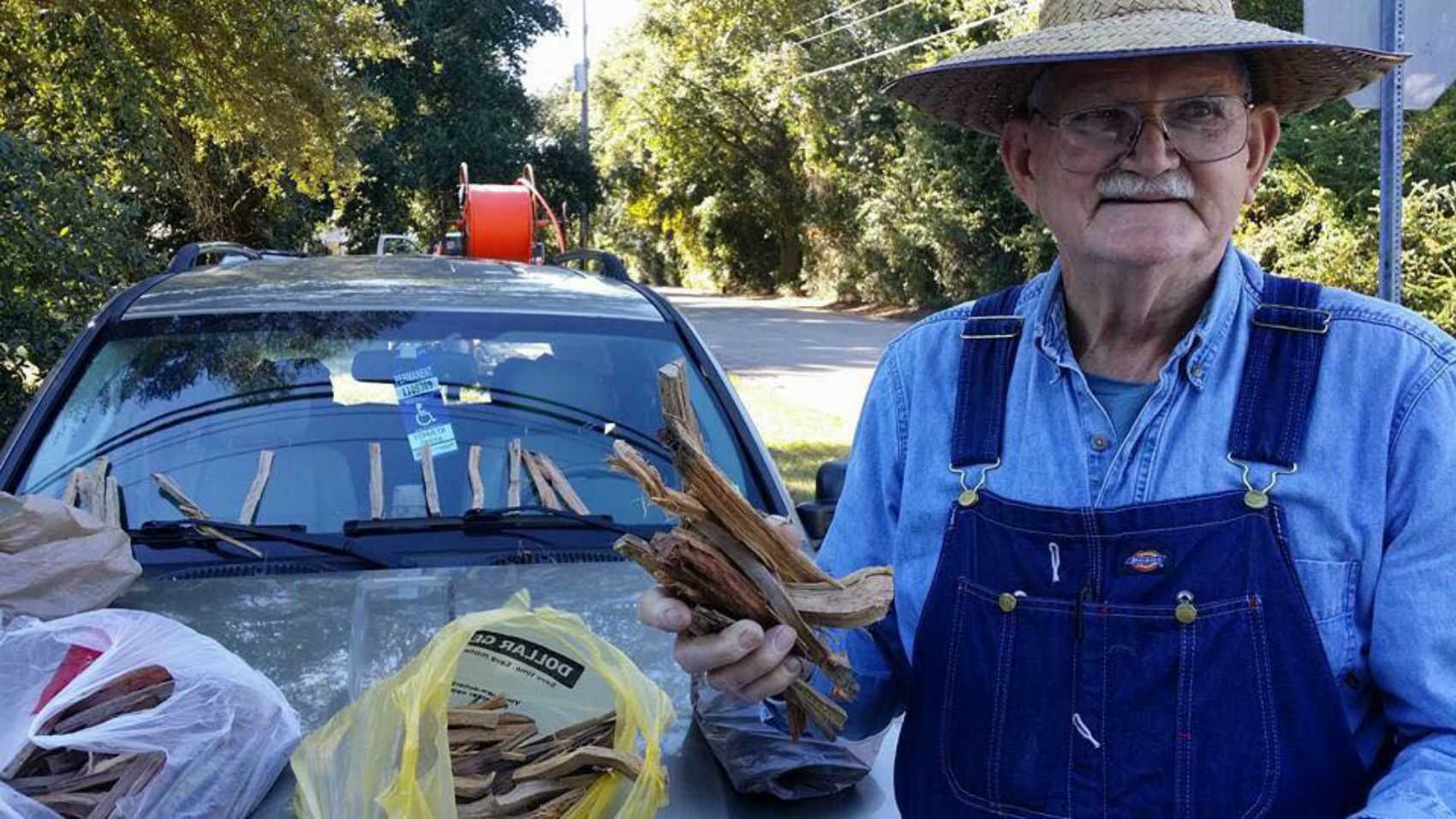 La triste historia de un hombre de 80 años que vendía leña en la carretera