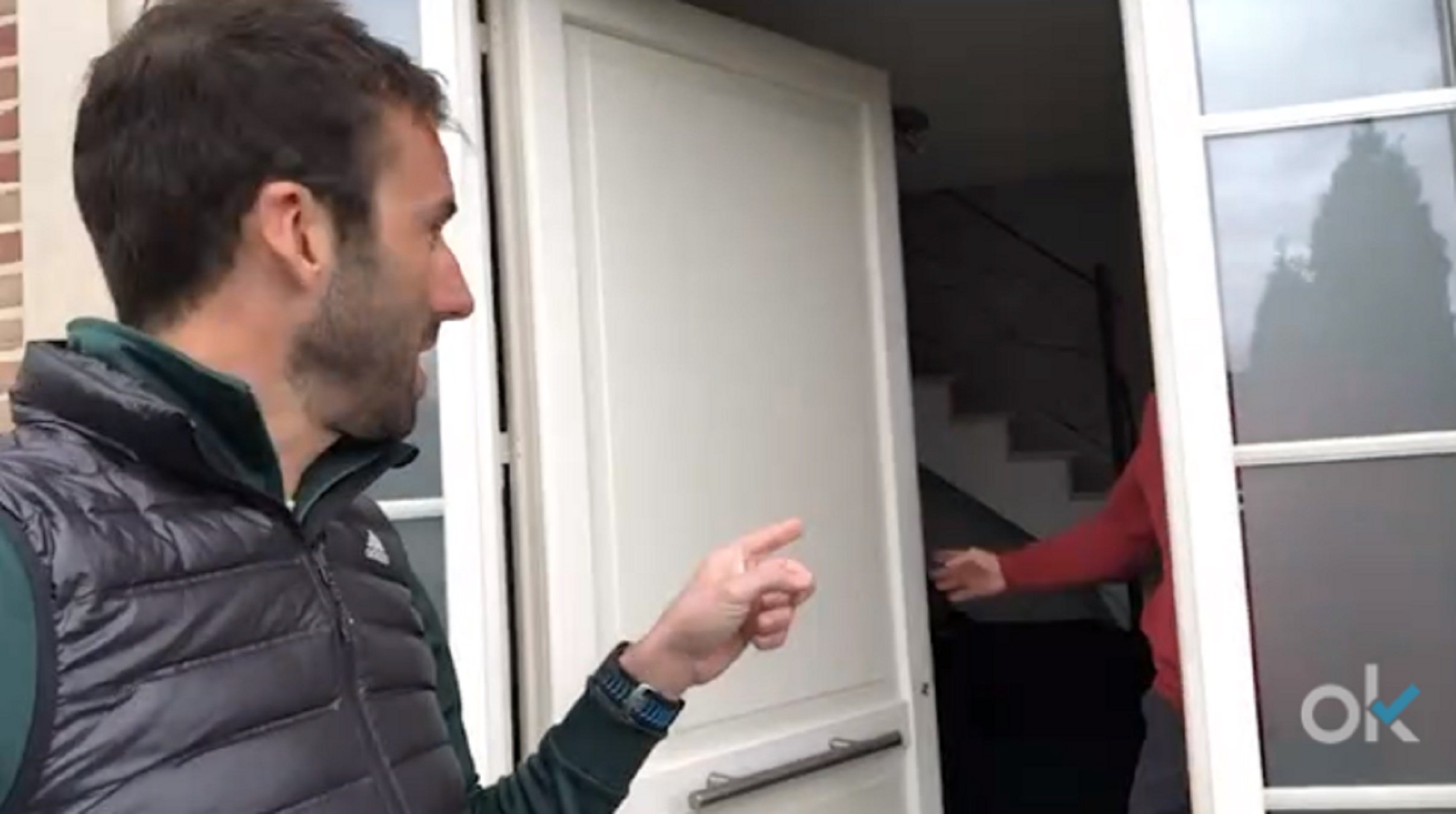 Esperpéntico vídeo de Álvaro Ojeda en Waterloo intentando provocar a Puigdemont