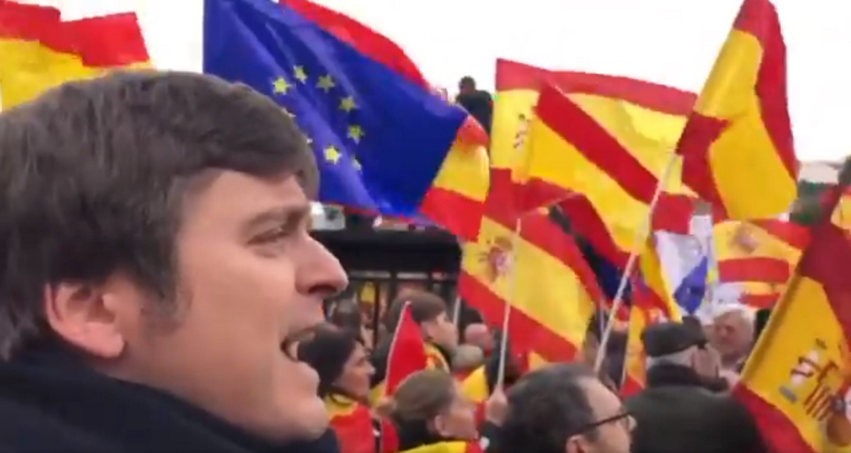 Marc Giró crida proclames indepes a Madrid, rodejat d’anticatalans