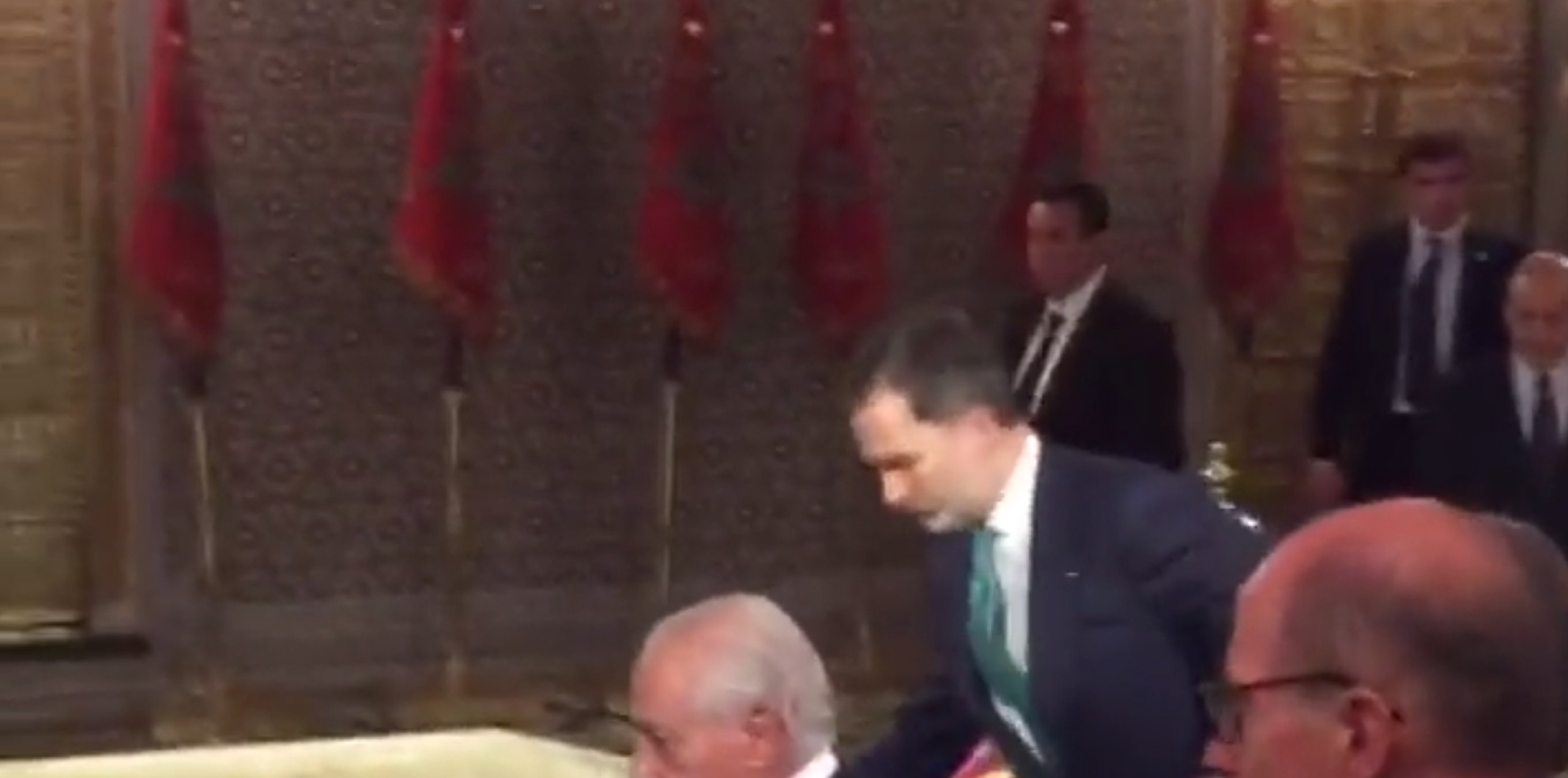 VÍDEO | El ridículo de Felipe VI en el peor momento: tropieza en la tumba real