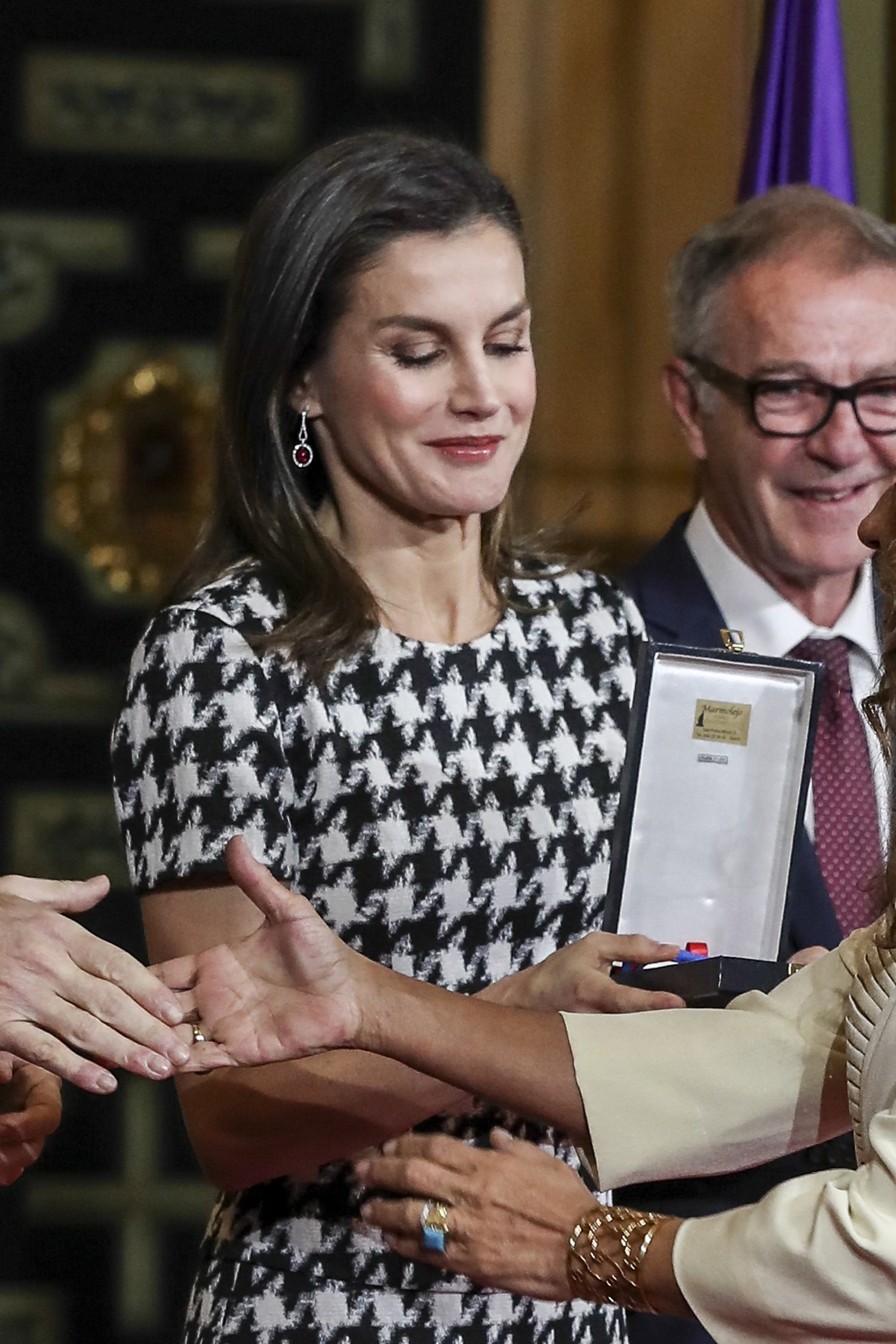 Letizia, retratada desnuda en un disco de Maná, les da una medalla