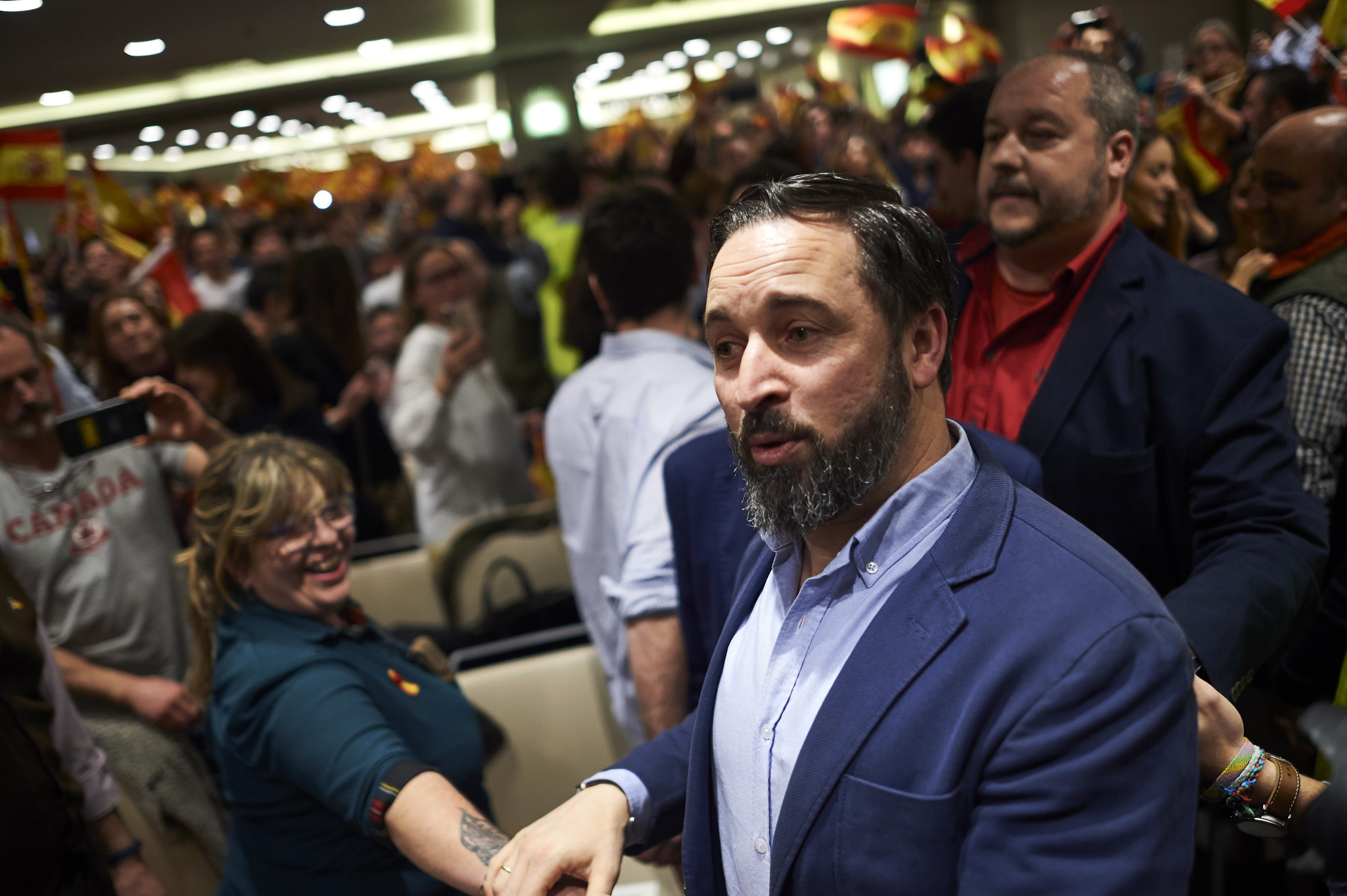 Se ensañan con Abascal por su injerto capilar: "Pelo reconquistado en Turquía"