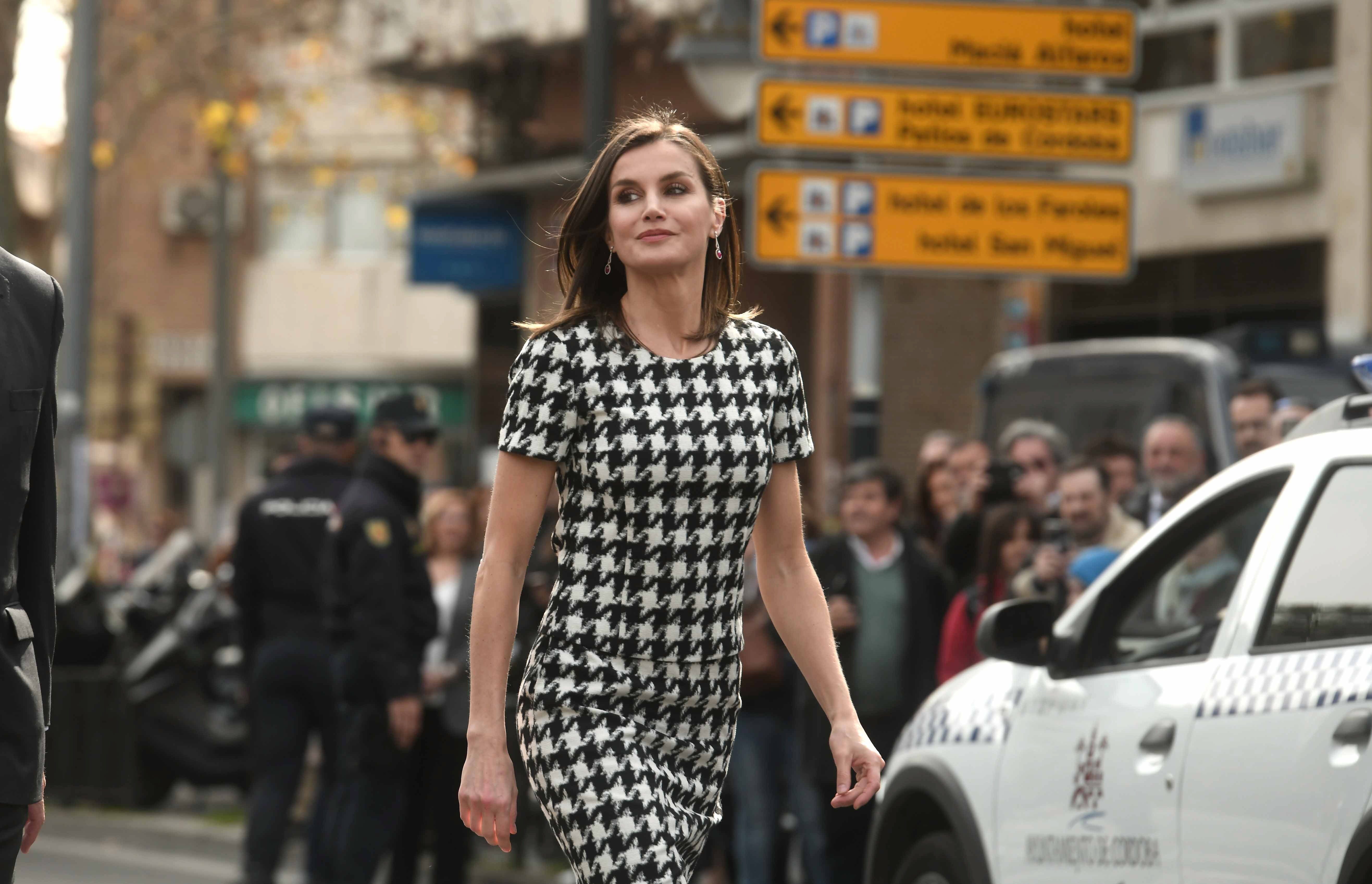 Letizia, en la universidad, look hippie en el campus de la Universidad Complutense de Madrid