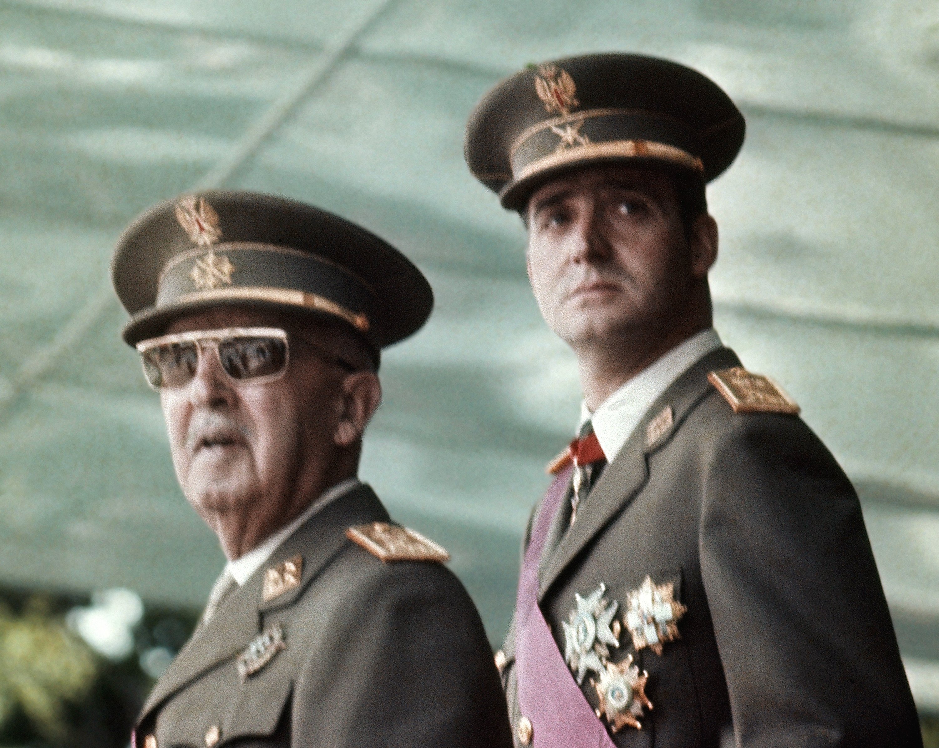 Vergüenza real: un Borbón carga el féretro con la momia de Franco