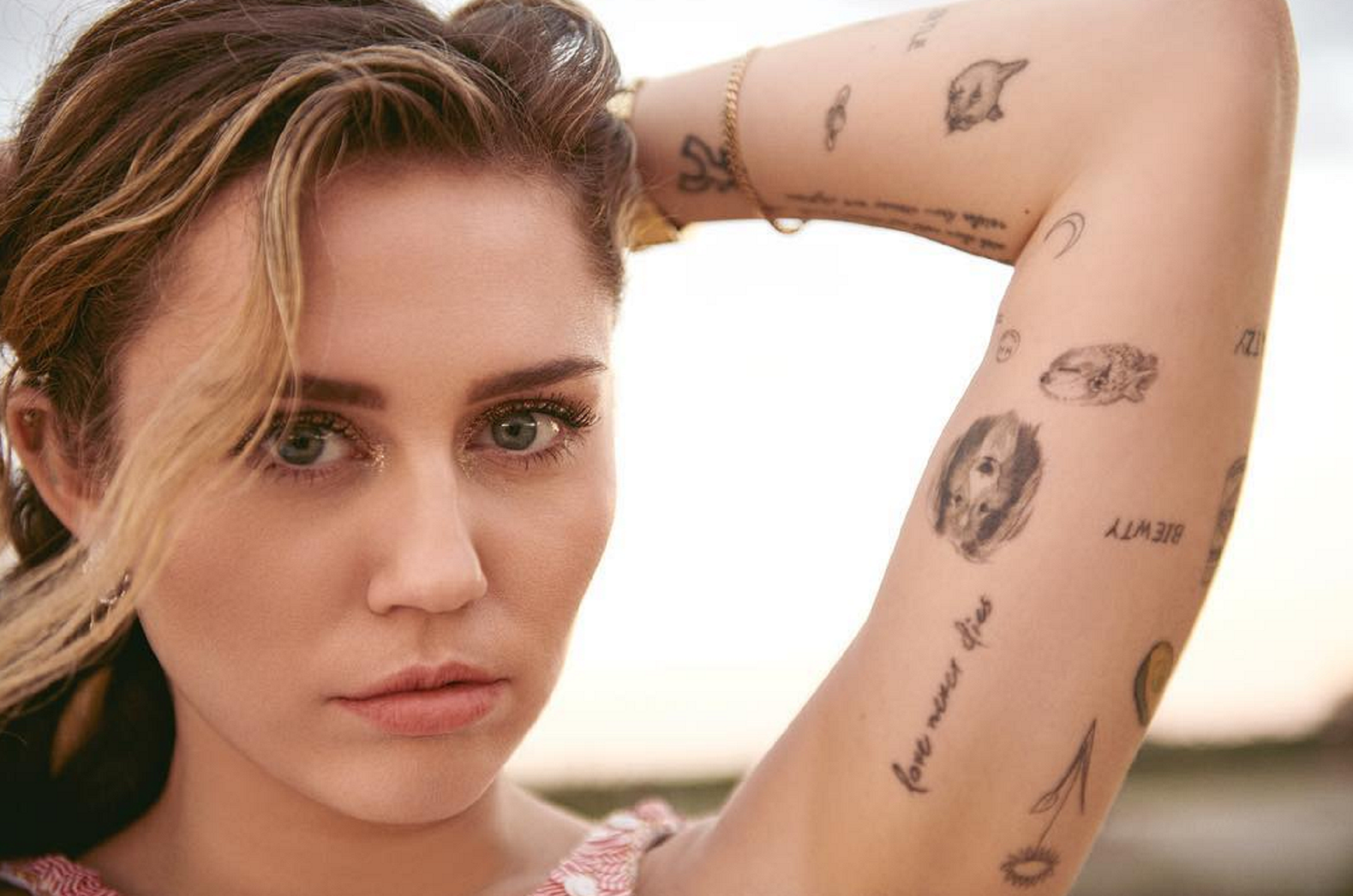 Miley Cyrus planta cara a la censura y enseña los pechos en Instagram