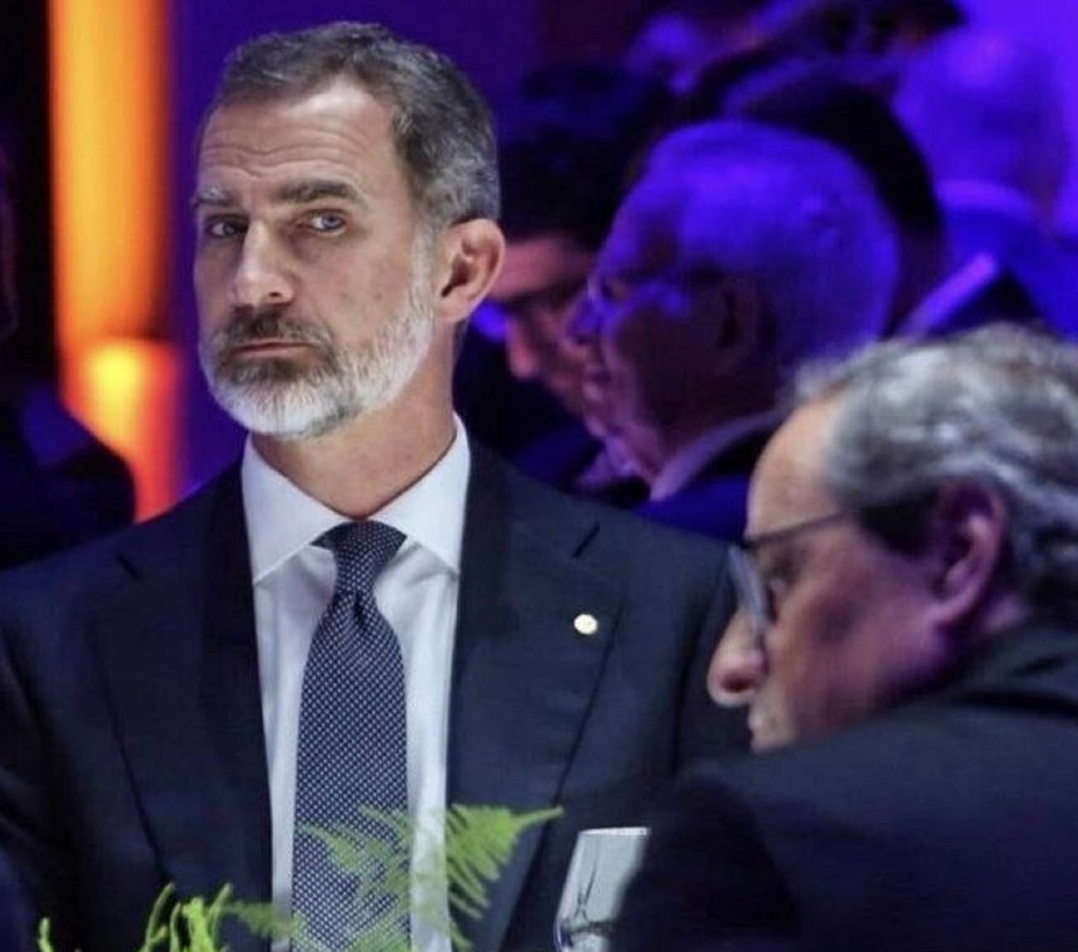 La mirada asesina de Felipe VI a Torra revienta la red de burlas al rey