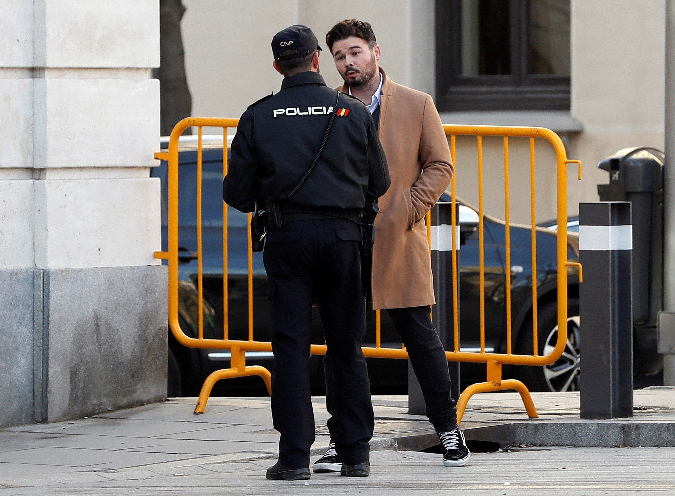 La cara de Santi Vila quan Rufián saluda un per un els acusats excepte ell