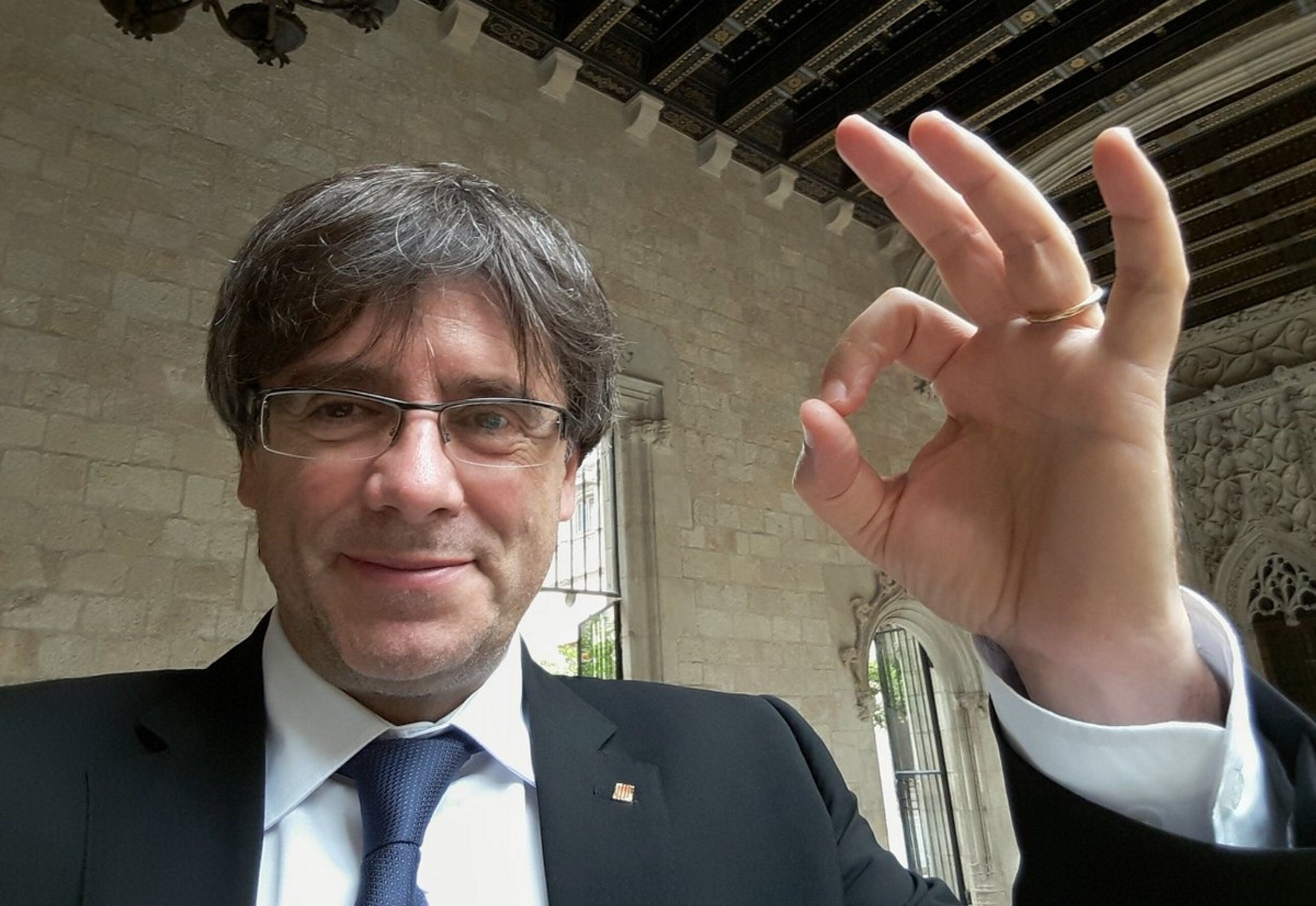 Puigdemont da 'like' a un grupo musical coreano por esta foto con la estelada