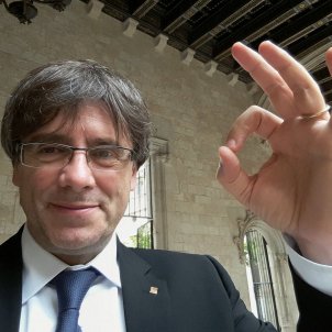 Puigdemont fa ‘like’ a un grup musical coreà per aquesta foto amb l’estelada