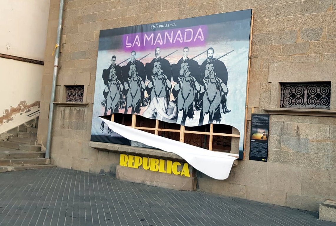 VÍDEO: unionista rajando en Olot el cartel del rey Felipe y "la Manada"