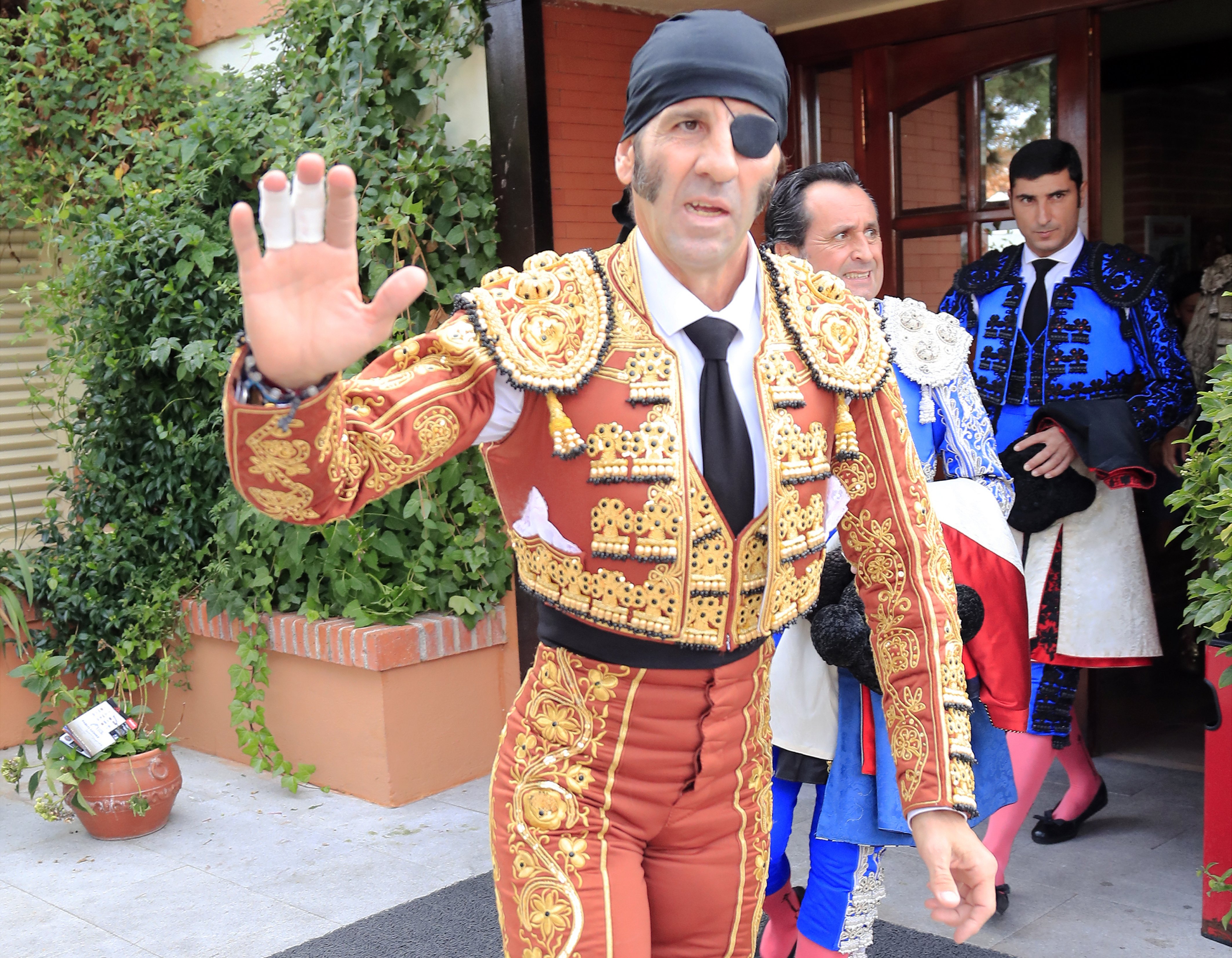 El Gobierno defiende premiar al torero que luce la bandera franquista