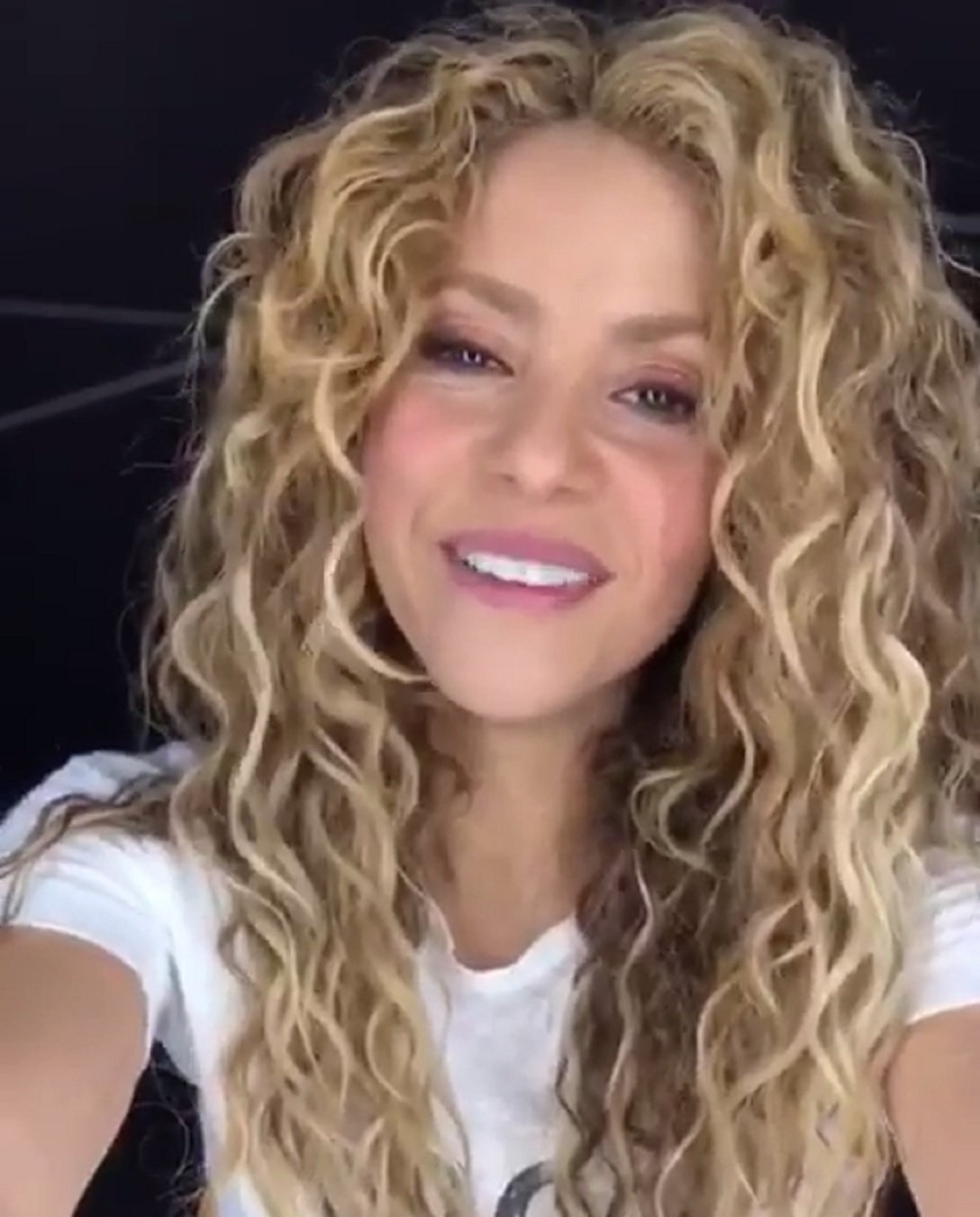 Shakira ya no es así: adiós rubio platino. Fotos para saber qué le queda mejor