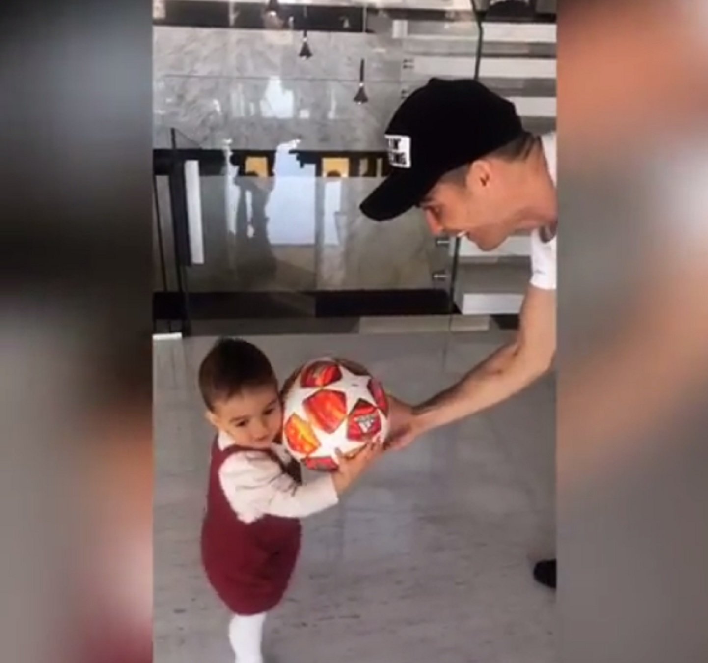El tierno vídeo de Cristiano Ronaldo con su hija y una pelota de Champions