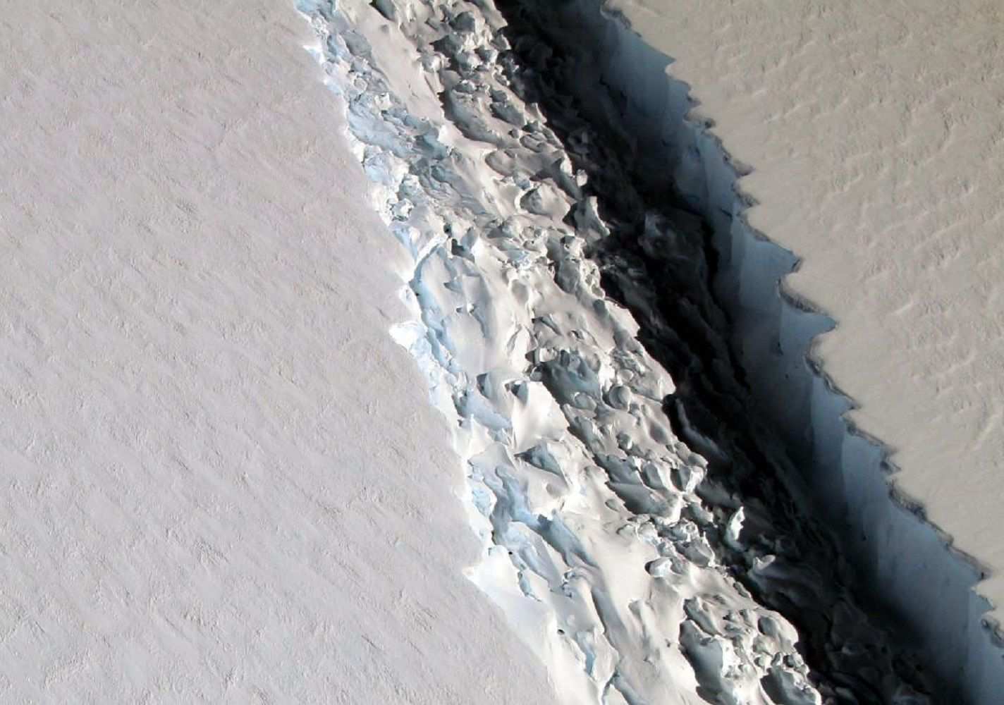 Una grieta gigante acelera el deshielo de la Antártida