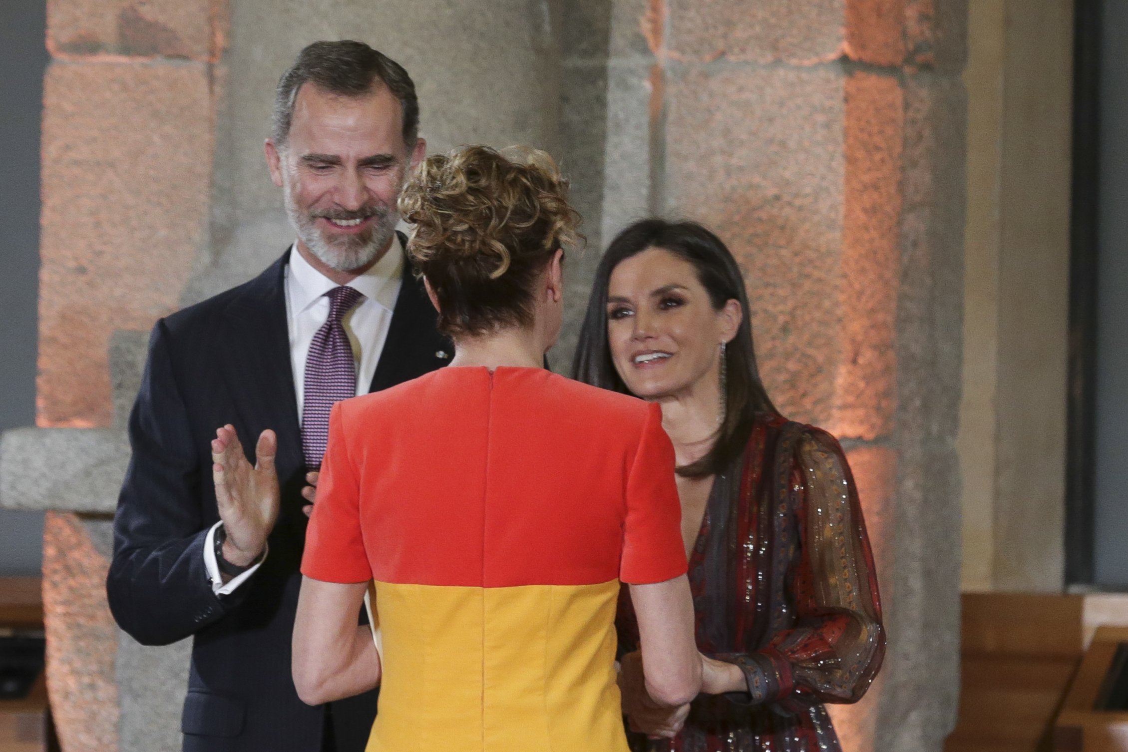 Letizia premia a Ágatha rojiguada: "Le doy mi traje para el Día del Ejército"