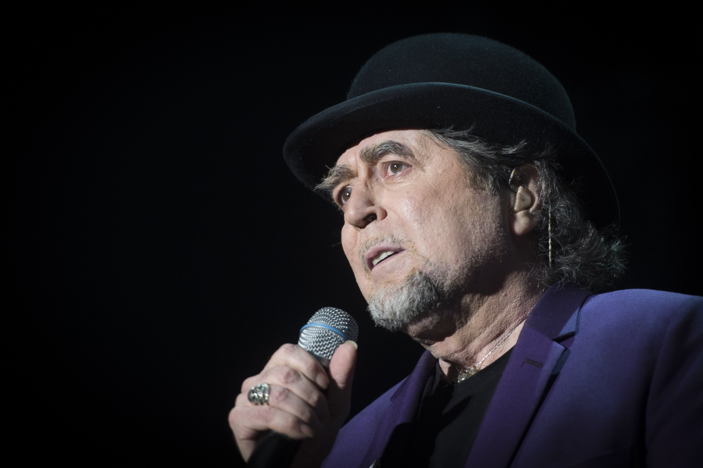 Joaquín Sabina, contra la Generalitat, defiende a Arcadi Espada