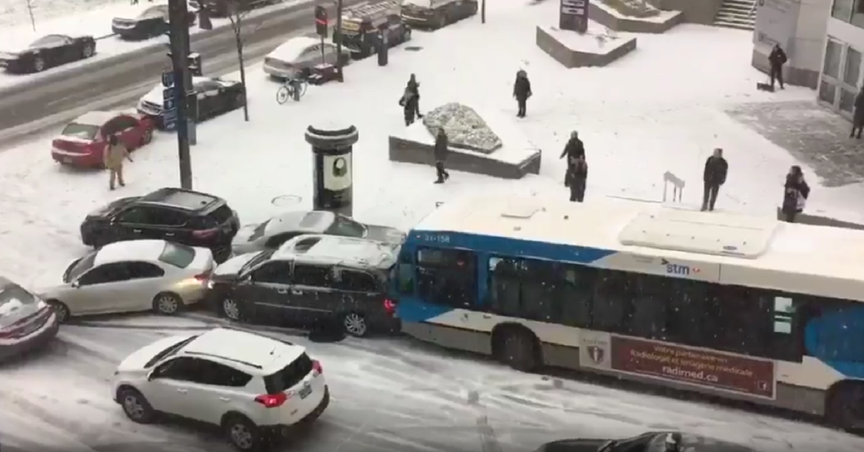 Resbalón múltiple de vehículos en Montreal por una nevada