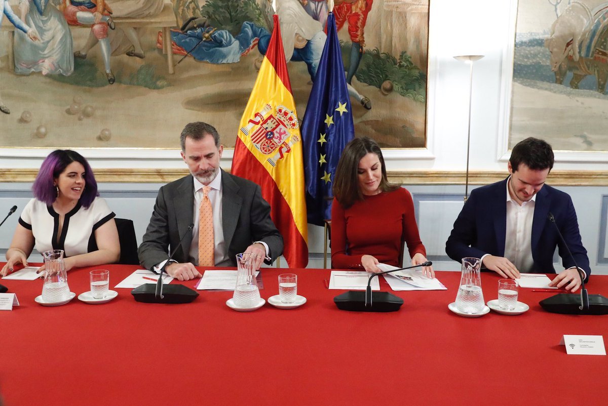 Letizia disimula su desidia laboral envuelta en "rojo España"